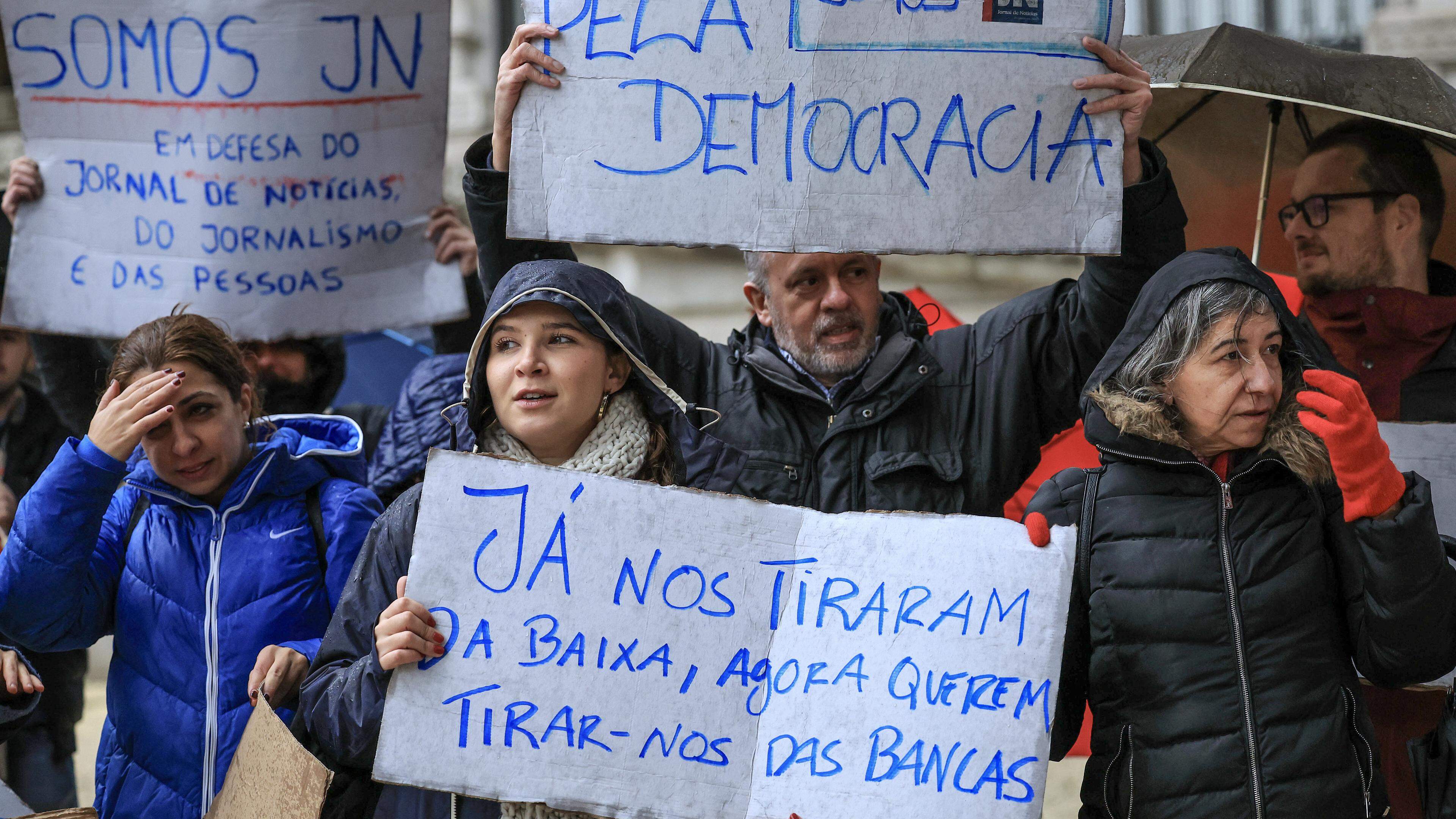 Trabalhadores do Jornal de Notícias (JN) manifestam-se frente à Câmara Municipal do Porto, a 7 de dezembro de 2023. O Global Media Group (GMG) do qual o JN faz parte vai negociar 