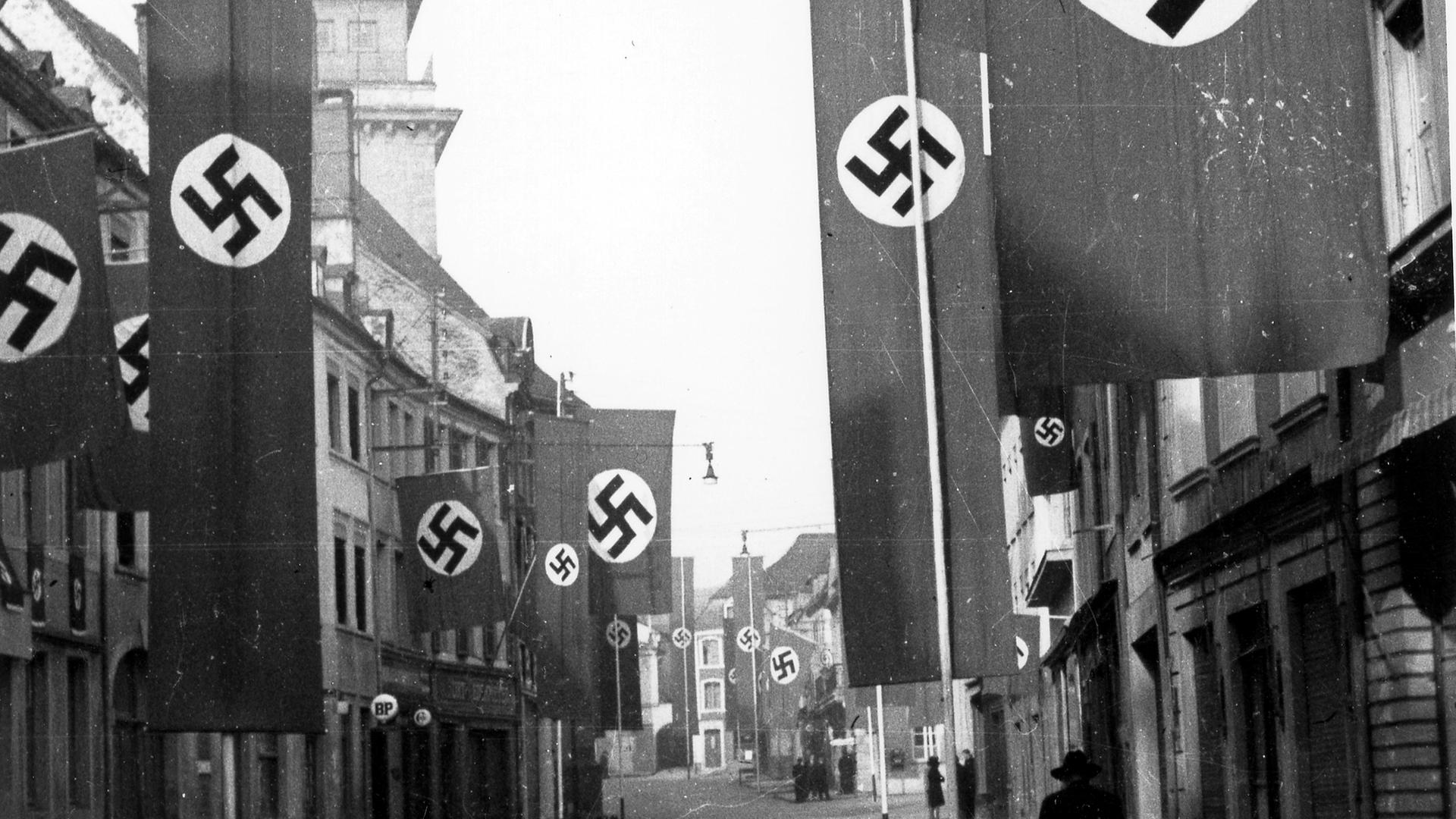 Bandeiras com a suástica nas ruas do Luxemburgo.