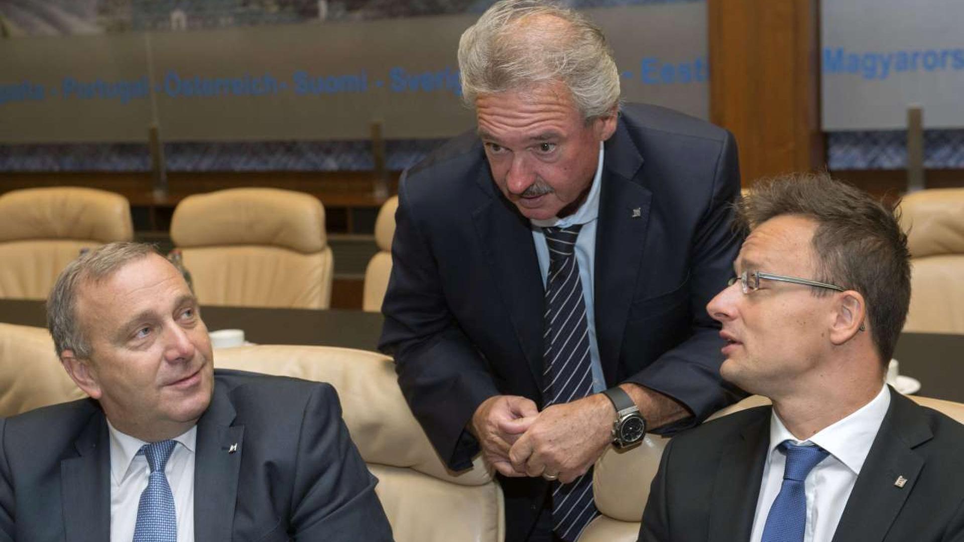 Asselborne à conversa com o ministro húngaro dos Negócios Estrangeiros, à direita na foto