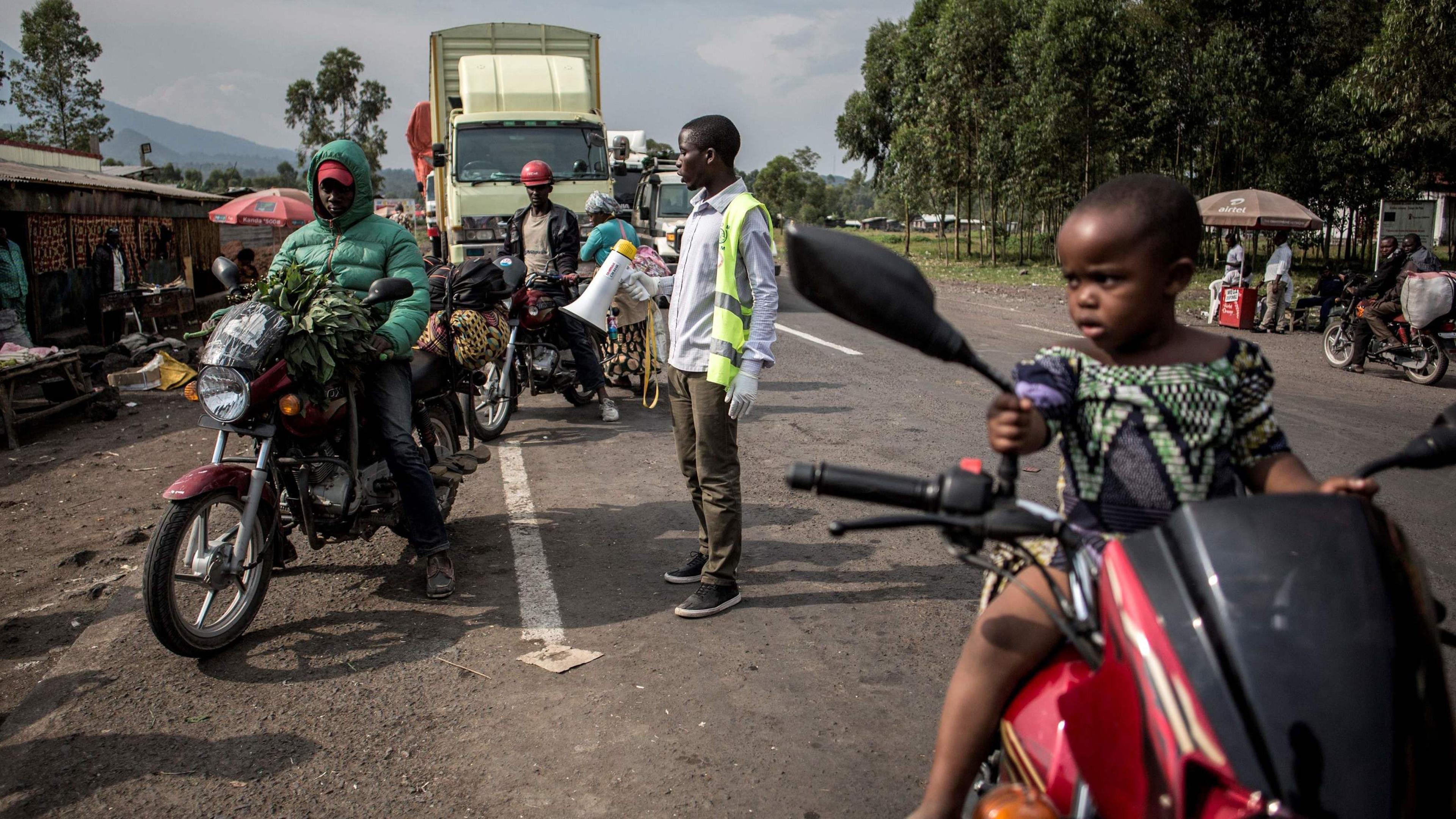 Centenas de congoleses chegam ao país de origem após serem expulsos de  Angola | Contacto