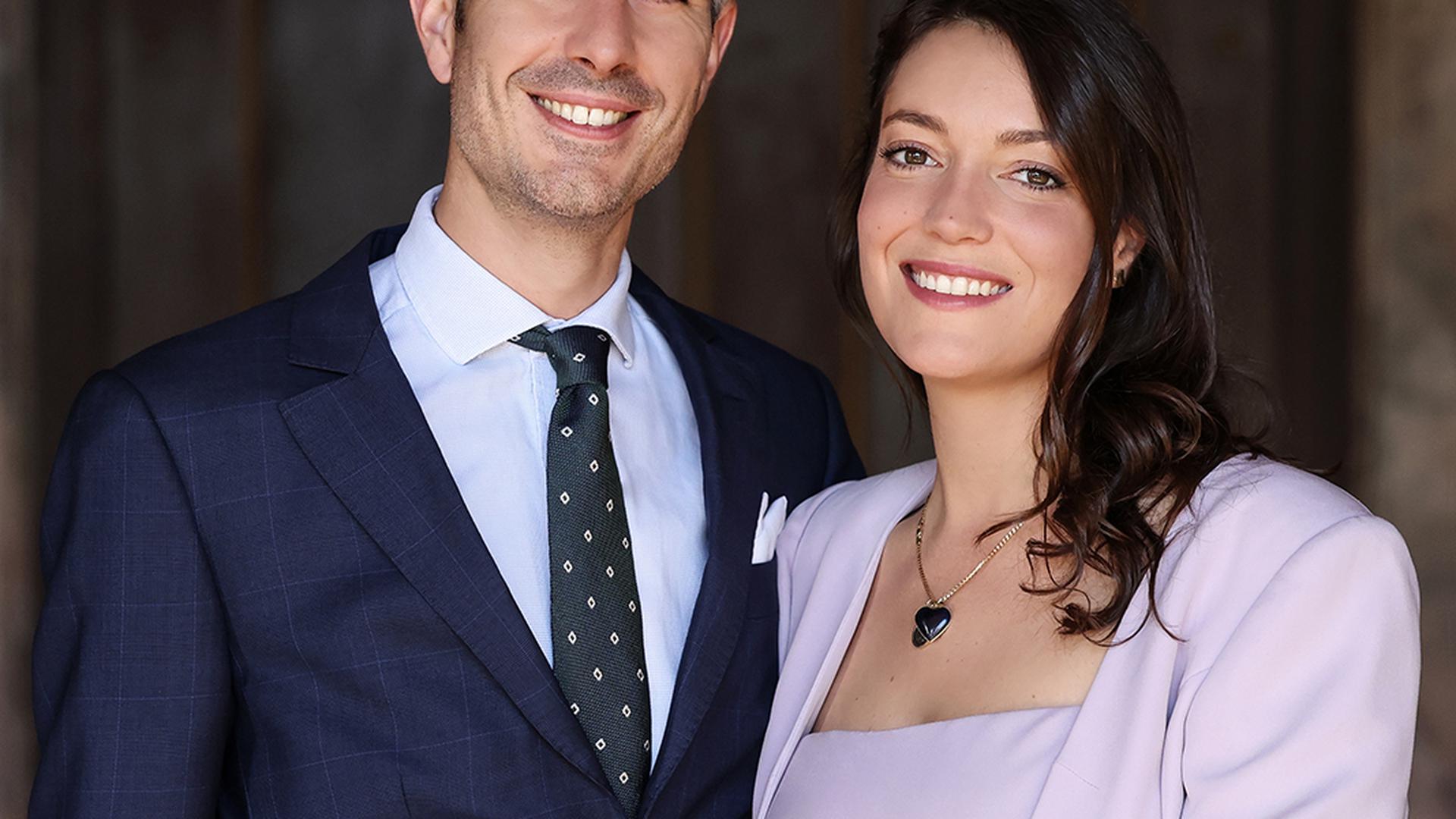 A princesa Alexandra está noiva de Nicolas Bagory, anunciou hoje a casa real divulgando a foto oficial dos noivos.