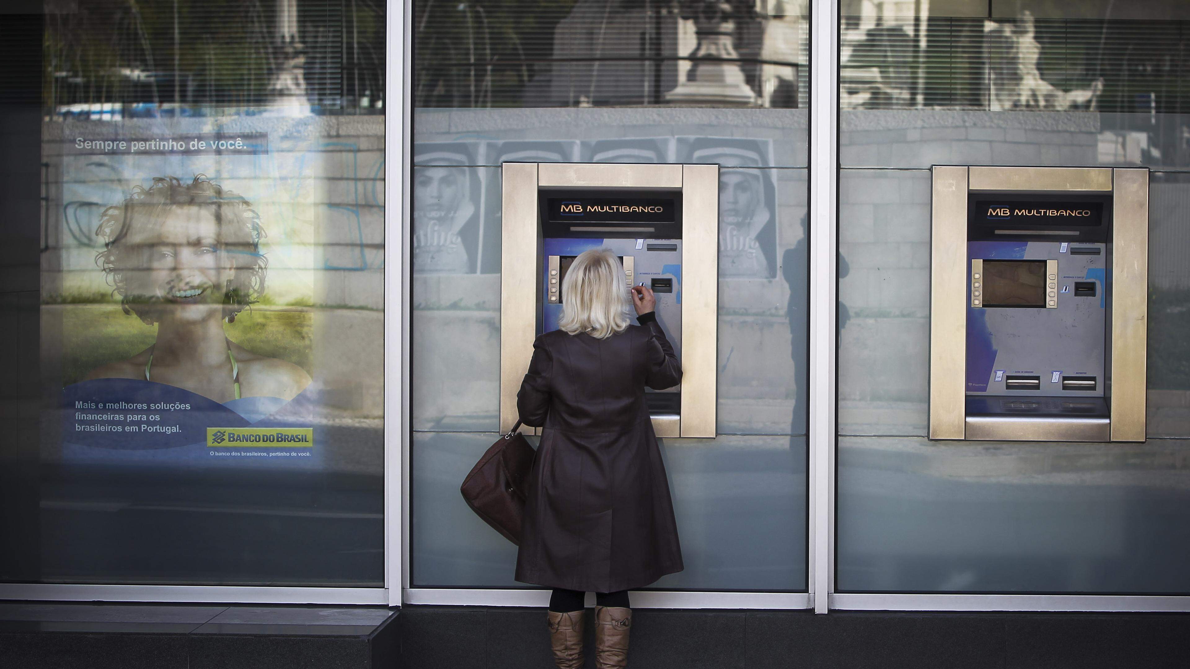 Uma mulher levanta dinheiro numa caixa Multibanco no Marquês de Pombal em Lisboa, janeiro 2013. JOSÉ SENA GOULÃO / LUSA
