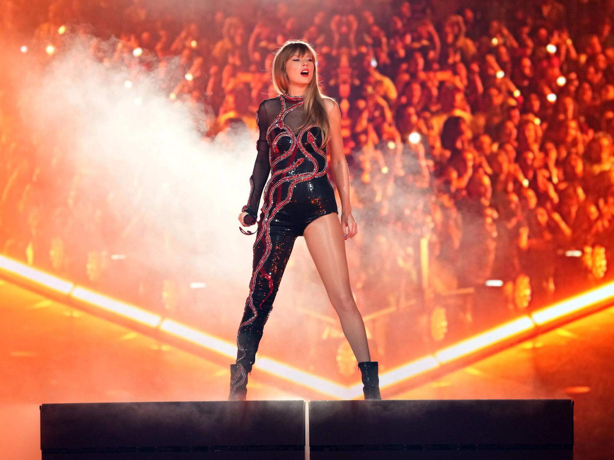 Taylor Swift usa roupas das cores da bandeira do Brasil em shows