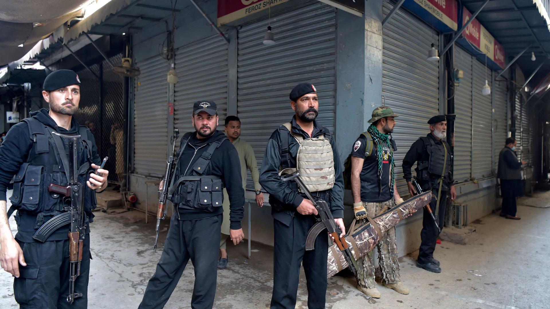 Bomba explode em mesquita xiita em Peshawar, Paquistão. 