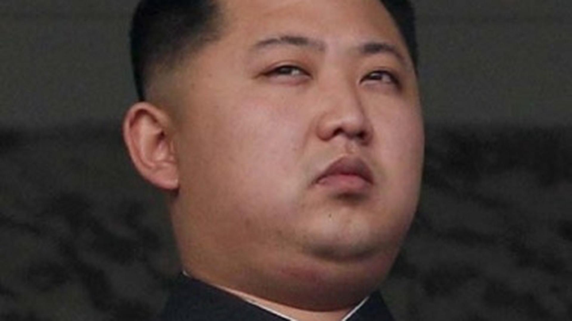Kim Jong-un é o líder supremo da Coreia do Norte desde 11 de Abril de 2012. Sucedeu ao seu pai Kim Jong-Il, que esteve no poder de 1994 até à sua morte, em 17 de Dezembro de 2011