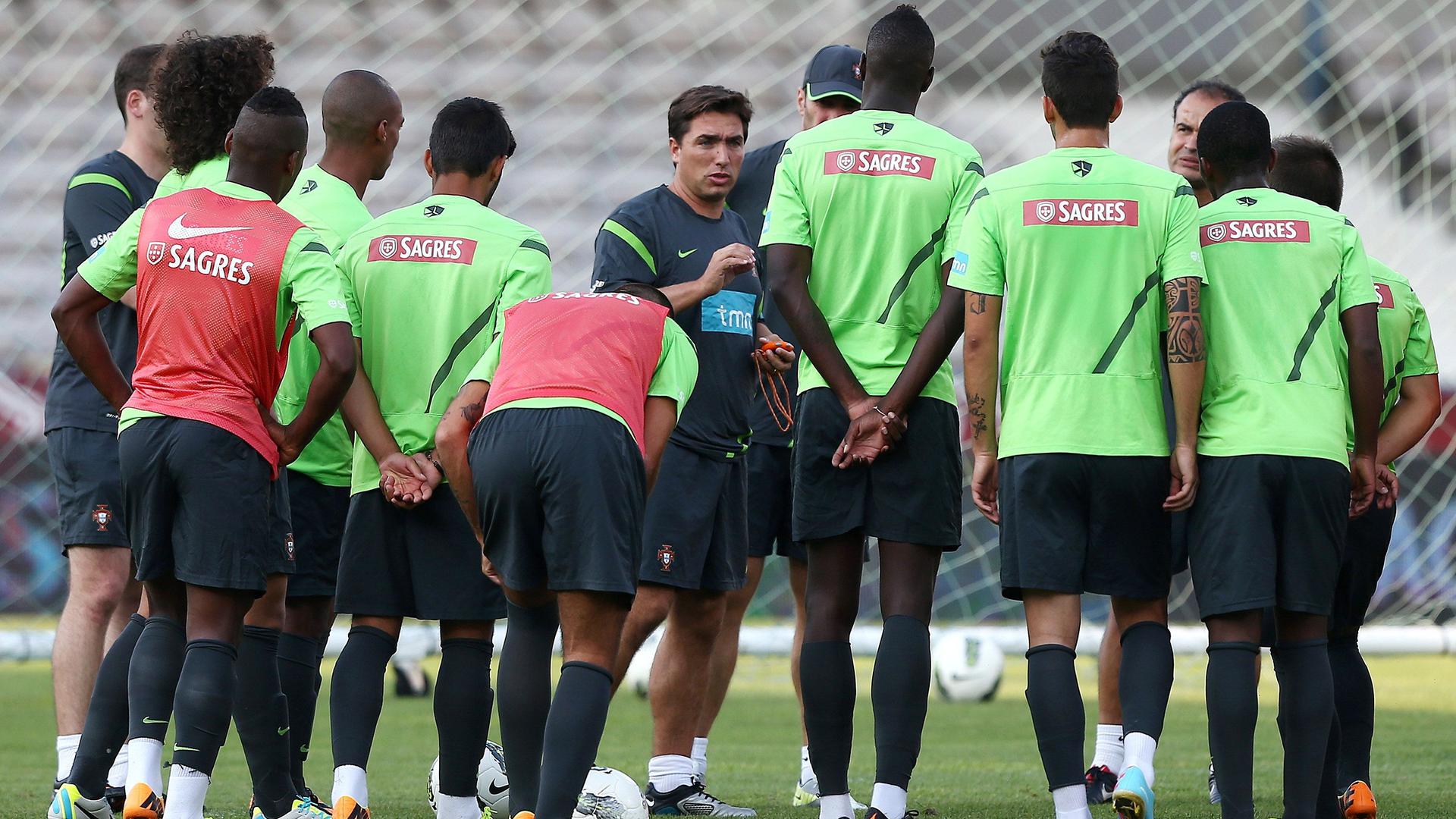 Rui Jorge (C), treinador da seleção nacional de Sub-21, fala com os seus jogadores durante um treino.