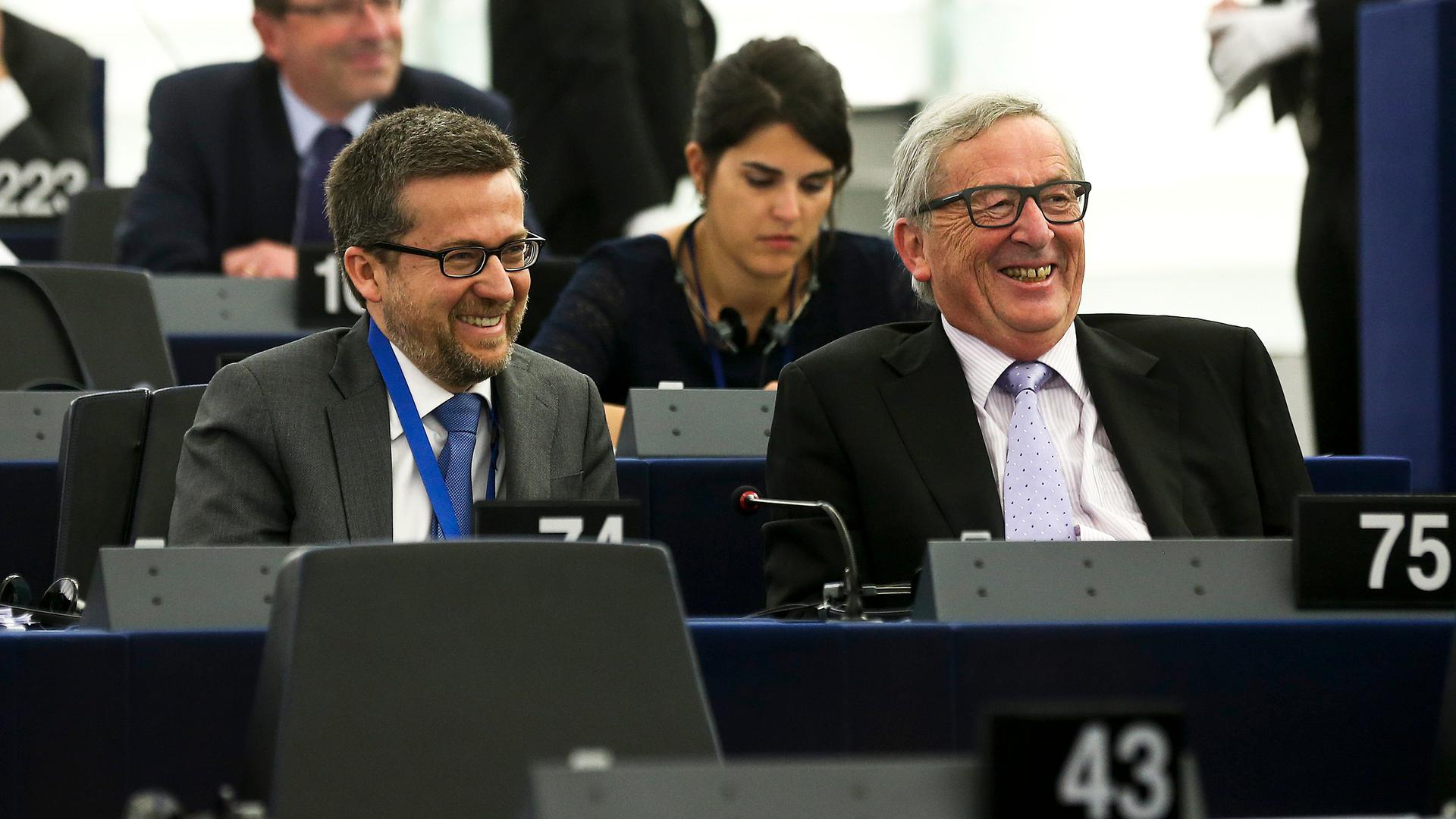O antigo presidente da Comissão Europeia, Jean-Claude Juncker (D), acompanhado pelo seu então Comissário para a Investigação, Ciência e Inovação, Carlos Moedas (E), momentos antes do discurso do Presidente da República de Portugal, Marcelo Rebelo de Sousa, no Parlamento Europeu em Estrasburgo, França, 13 de abril de 2016.