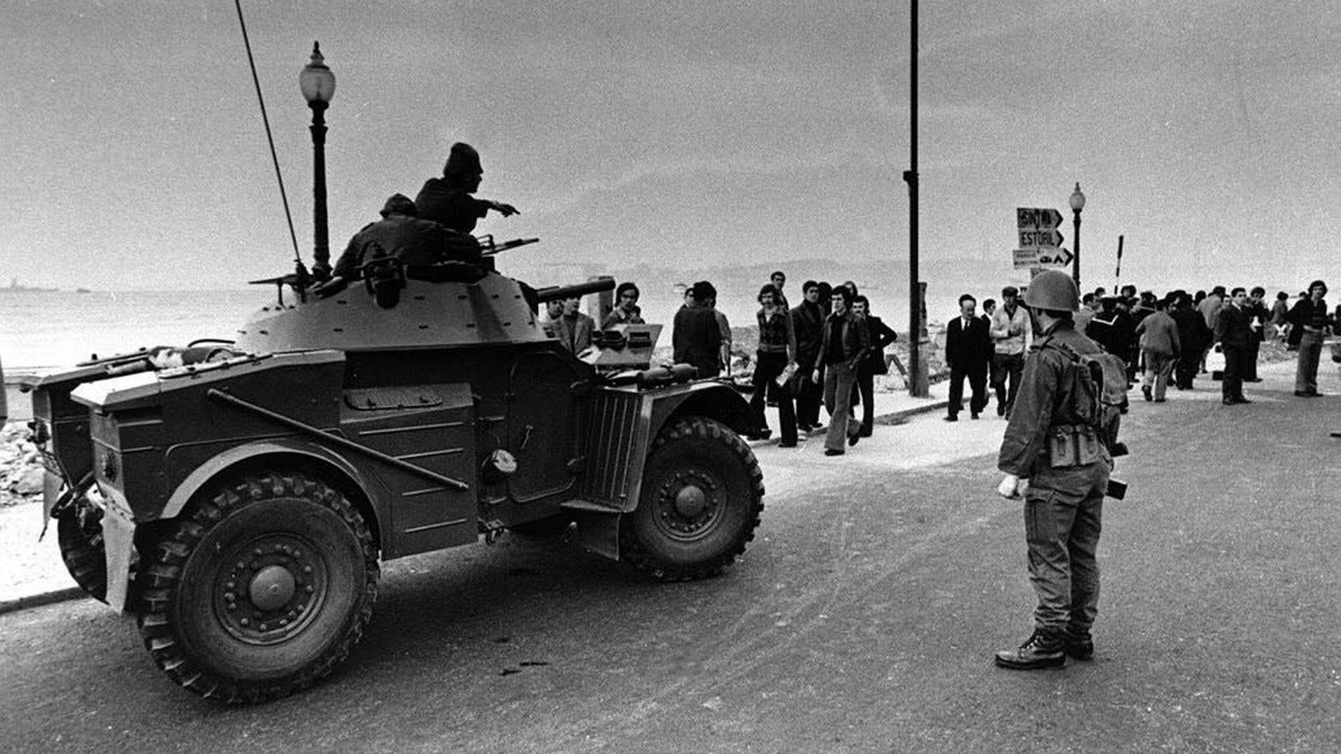 Blindado do Regimento de Cavalaria de Santarém no Terreiro do Paço durante a Revolução dos Cravos, Lisboa, 25 de Abril de 1974.