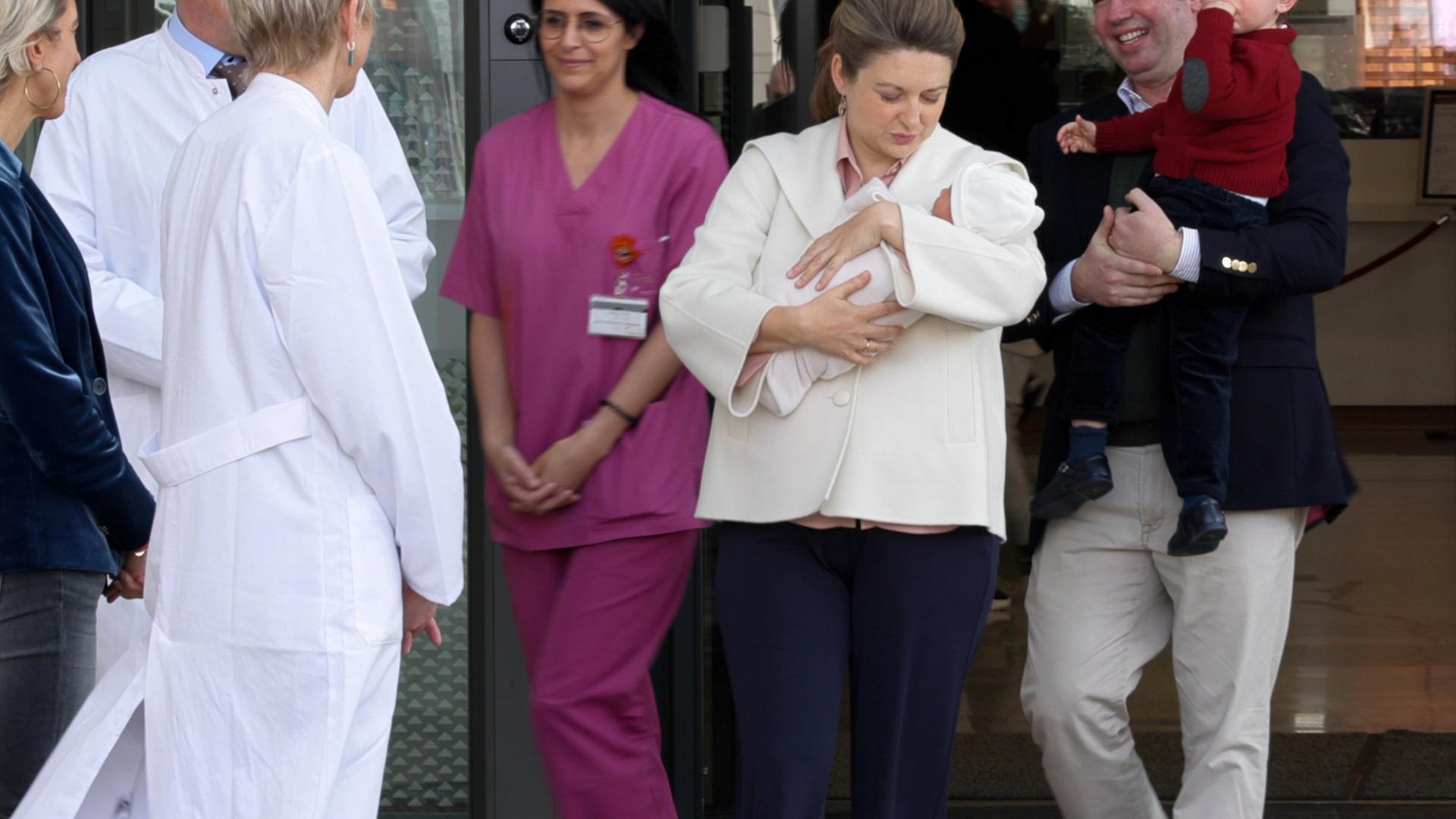 A princesa herdeira Stéphanie e o seu filho François, nascido há quatro dias, deixaram esta quinta-feira a maternidade. O pai Guillaume e o pequeno Charles foram buscar a mãe e o novo bebé real.