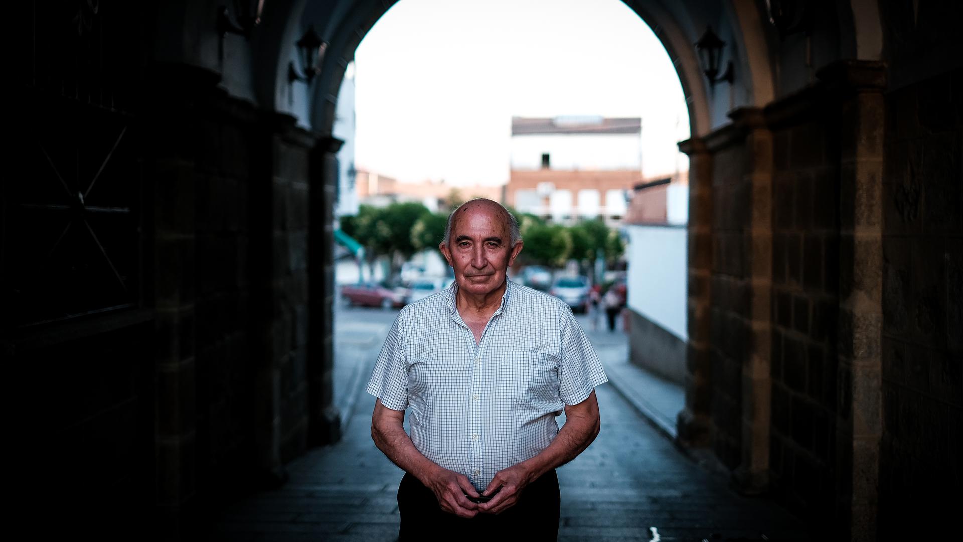 Manuel Magro, que todos tratam por Manolo, diz que foram as barragens que roubaram a riqueza e o povo de Alcântara, na Extremadura.