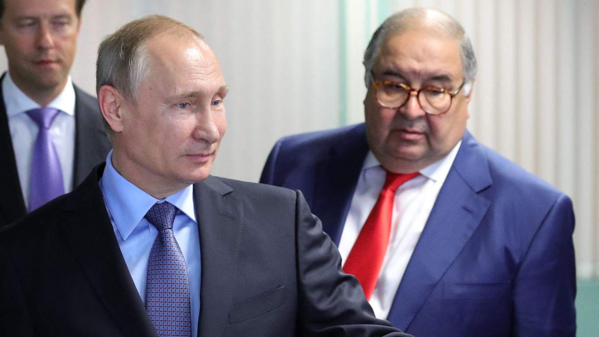 Alisher Usmanov (atrás de Putin, na foto) é um dos homens mais ricos da Rússia. 