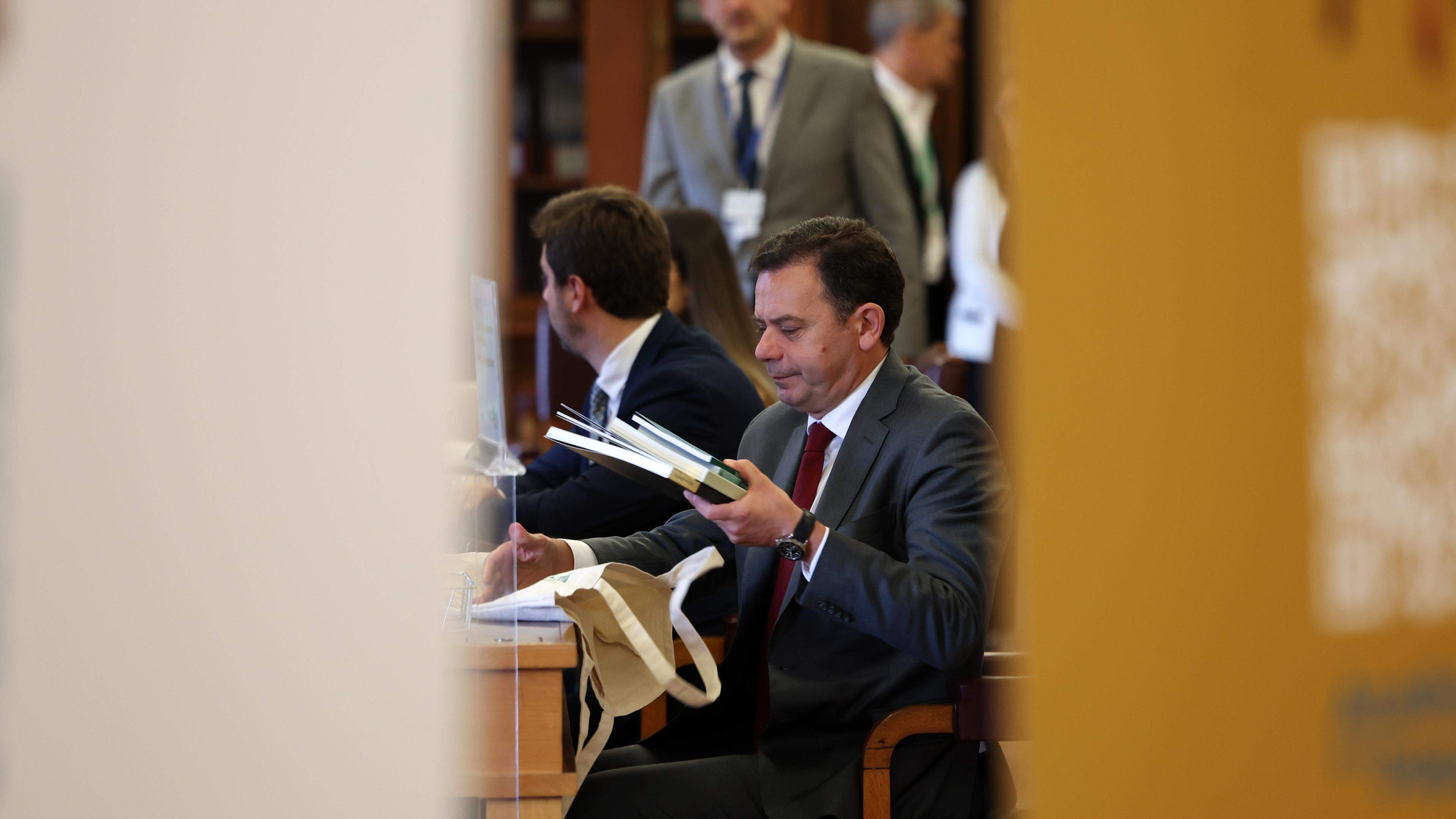O primeiro-ministro indigitado, Luís Montenegro, faz o seu registo durante o acolhimento aos deputados da XVI Legislatura, na Assembleia da República, em Lisboa, 26 de março de 2024. JOSÉ SENA GOULÃO/LUSA