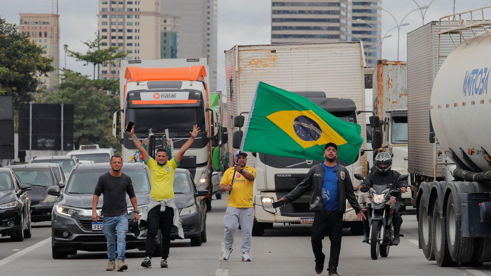 Supporters of President Jair Bolsonaro block Castelo Branco highway, on the outskirts of Sao Paulo, Brazil, on November 1, 2022. - Supporters of Brazilian President Jair Bolsonaro blocked major highways for a second day as tensions mounted over his silence after narrowly losing re-election to bitter rival Luiz Inacio Lula da Silva. Federal Highway Police (PRF) on Tuesday reported more than 250 total or partial road blockages in at least 23 states by Bolsonaro supporters, while local media said protests outside the country's main international airport in Sao Paulo delayed passengers and led to several flights being cancelled. (Photo by Caio GUATELLI / AFP)