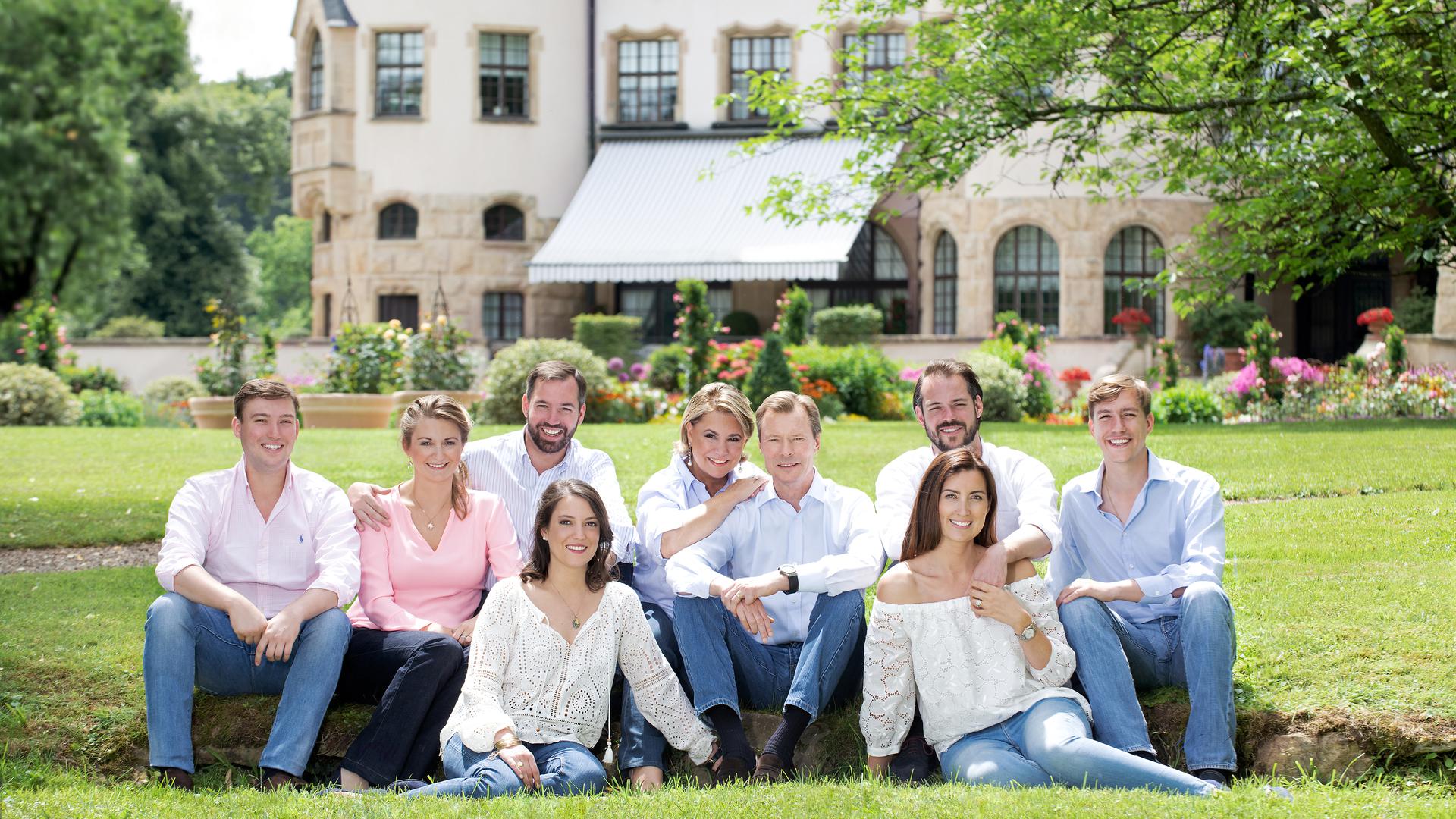 Retrato oficial da família grão-ducal, no palácio de Colmar-Berg, em 2018.