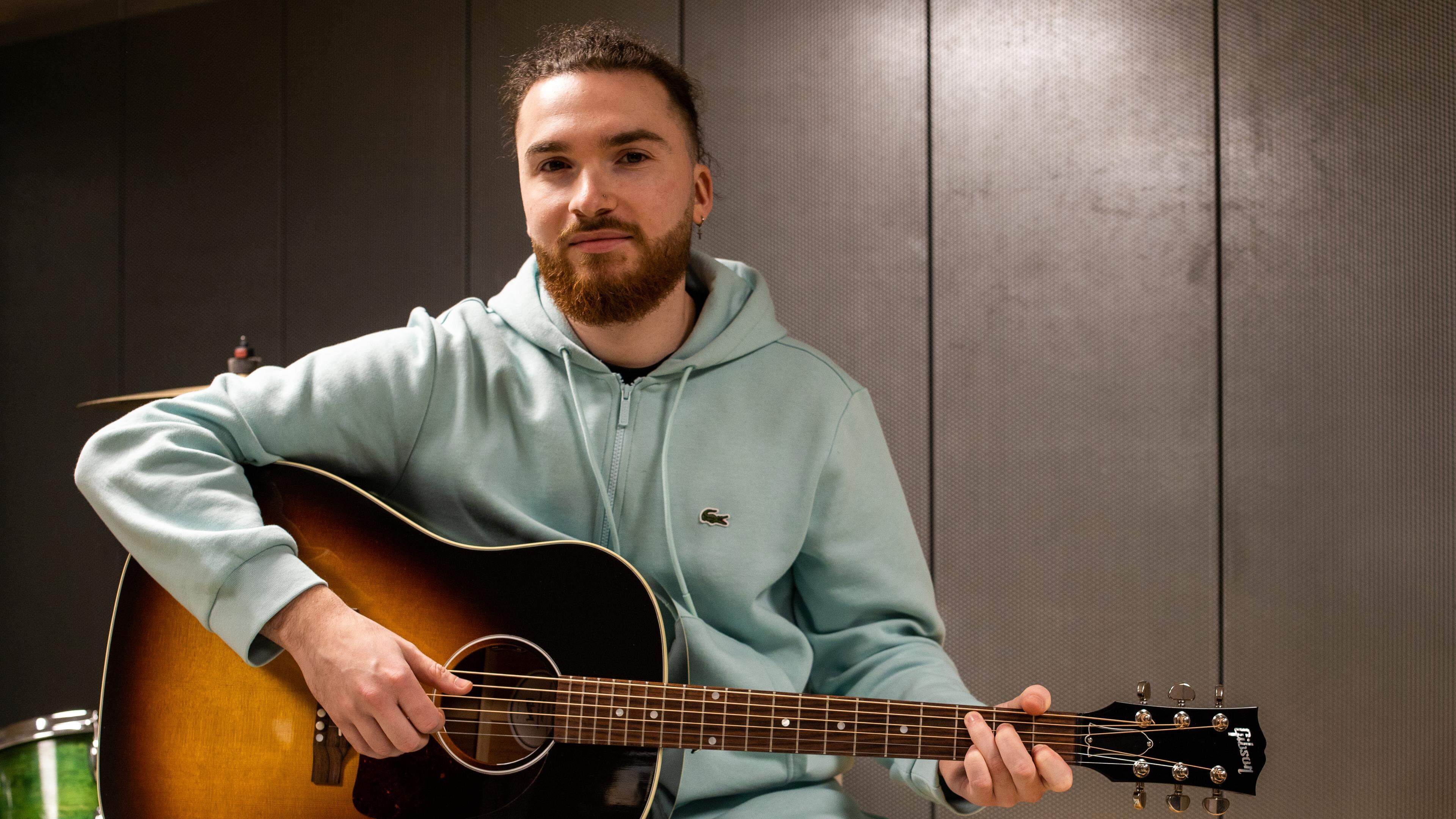 Joel com a sua guitarra num estúdio de música em Differdange.