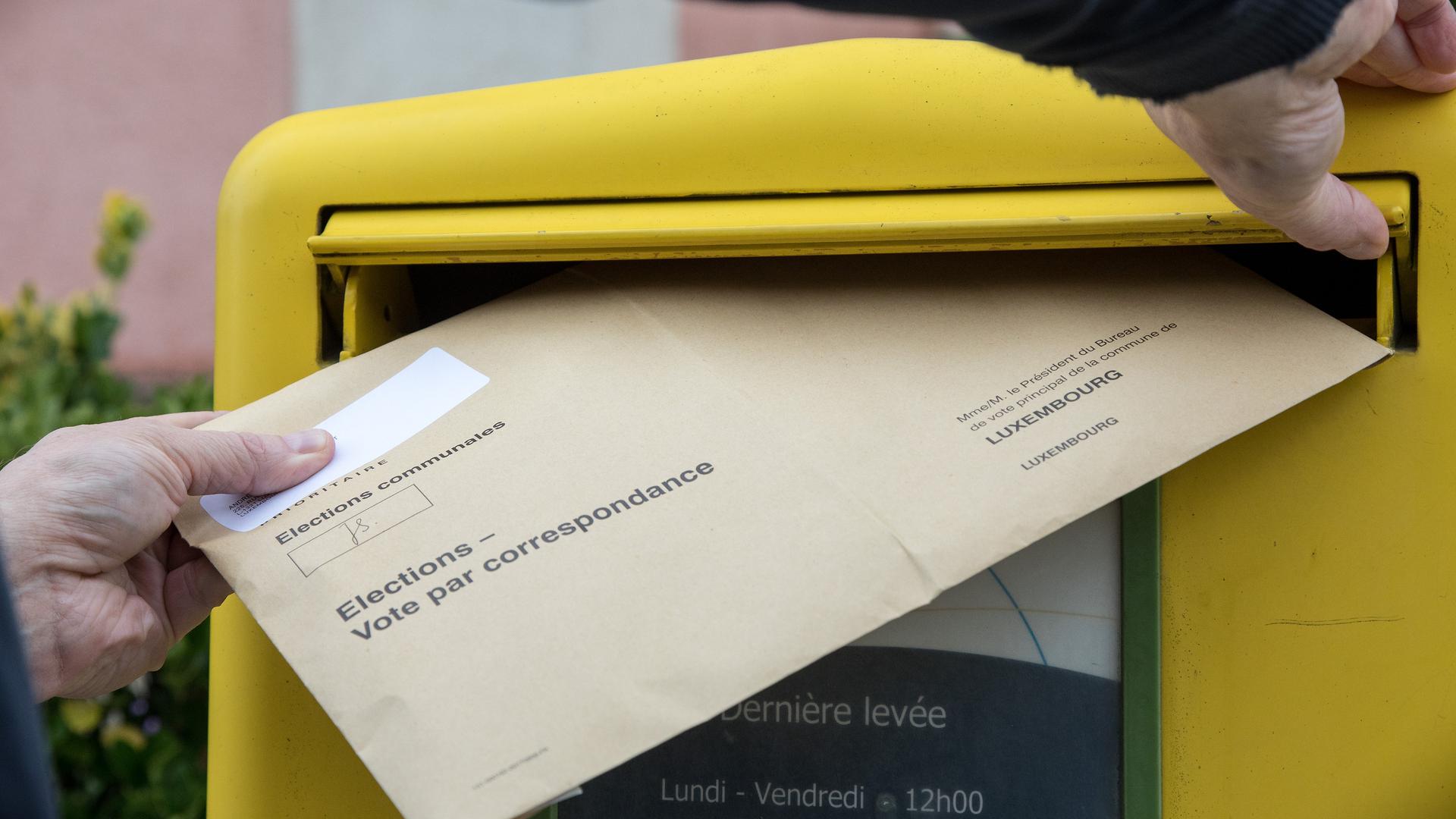 Se estiver em Portugal no dia das eleições comunais do Luxemburgo, deve exercer o seu direito de voto por correspondência.