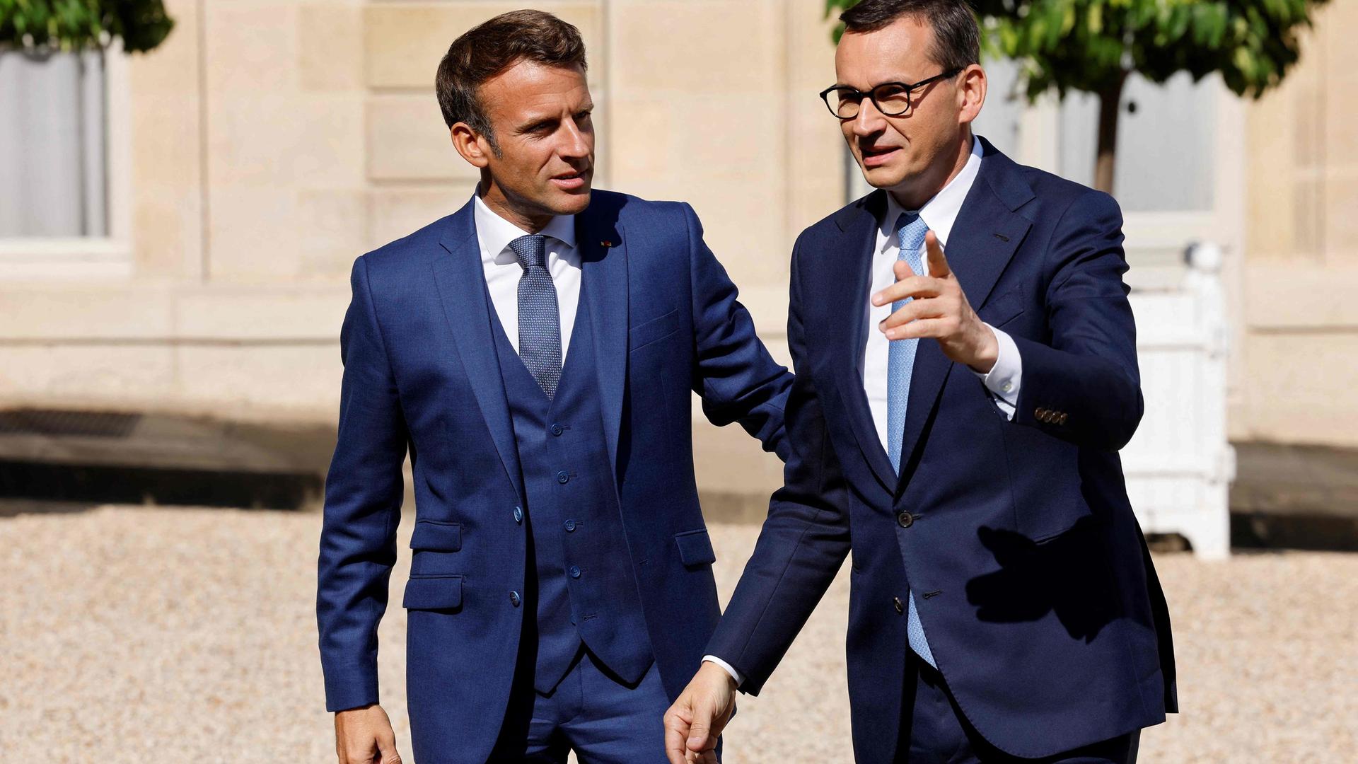 O presidente francês Emmanuel Macron recebeu o primeiro-ministro polonês Mateusz Morawiecki antes dareunião no Palácio do Eliseu em Paris esta segunda-feira.