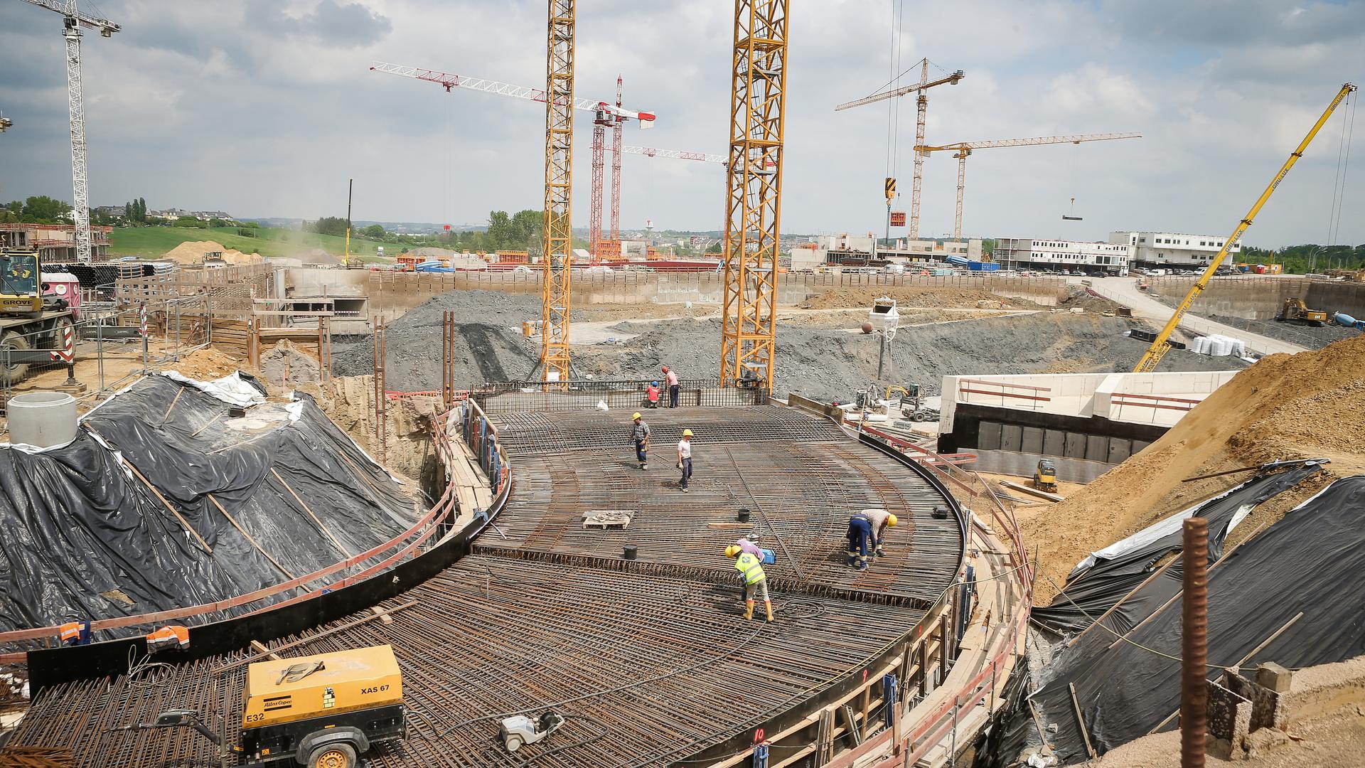 Ajuda prevista de 500 euros destinada a setores vulneráveis é insuficiente, já que deixa de fora ramos como o da construção civil, lamentam a Câmara do Comércio e a Câmara dos Ofícios.