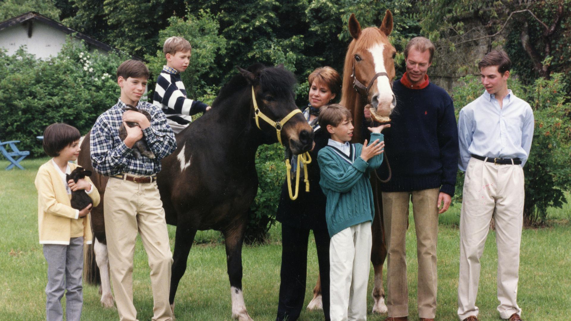A família grã-ducal com os cinco filhos num passeio a cavalo, em 1998. Alexandra é a primeira à esquerda na foto.