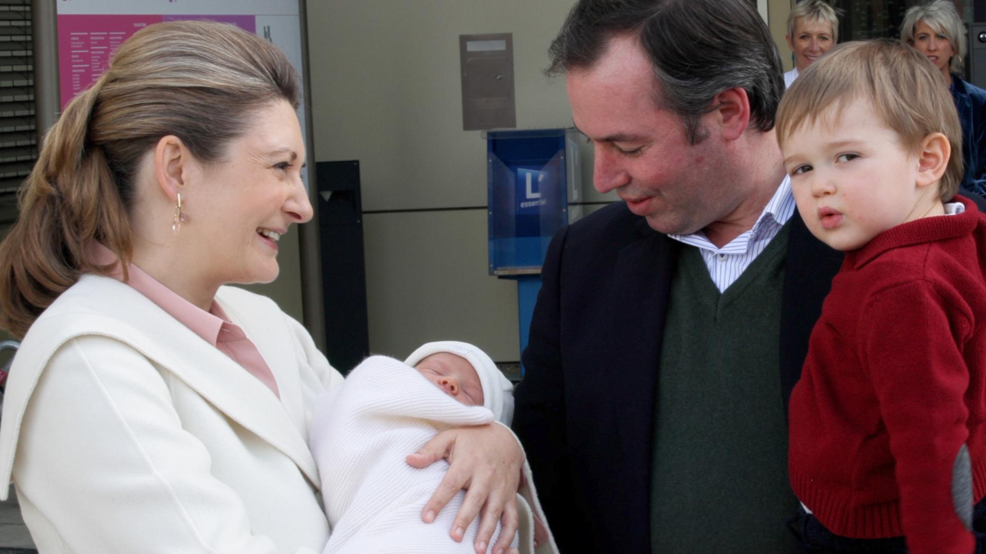 A princesa herdeira Stéphanie e o seu filho François, nascido há quatro dias, deixaram esta quinta-feira a maternidade. O pai Guillaume e o pequeno Charles foram buscar a mãe e o novo bebé real.