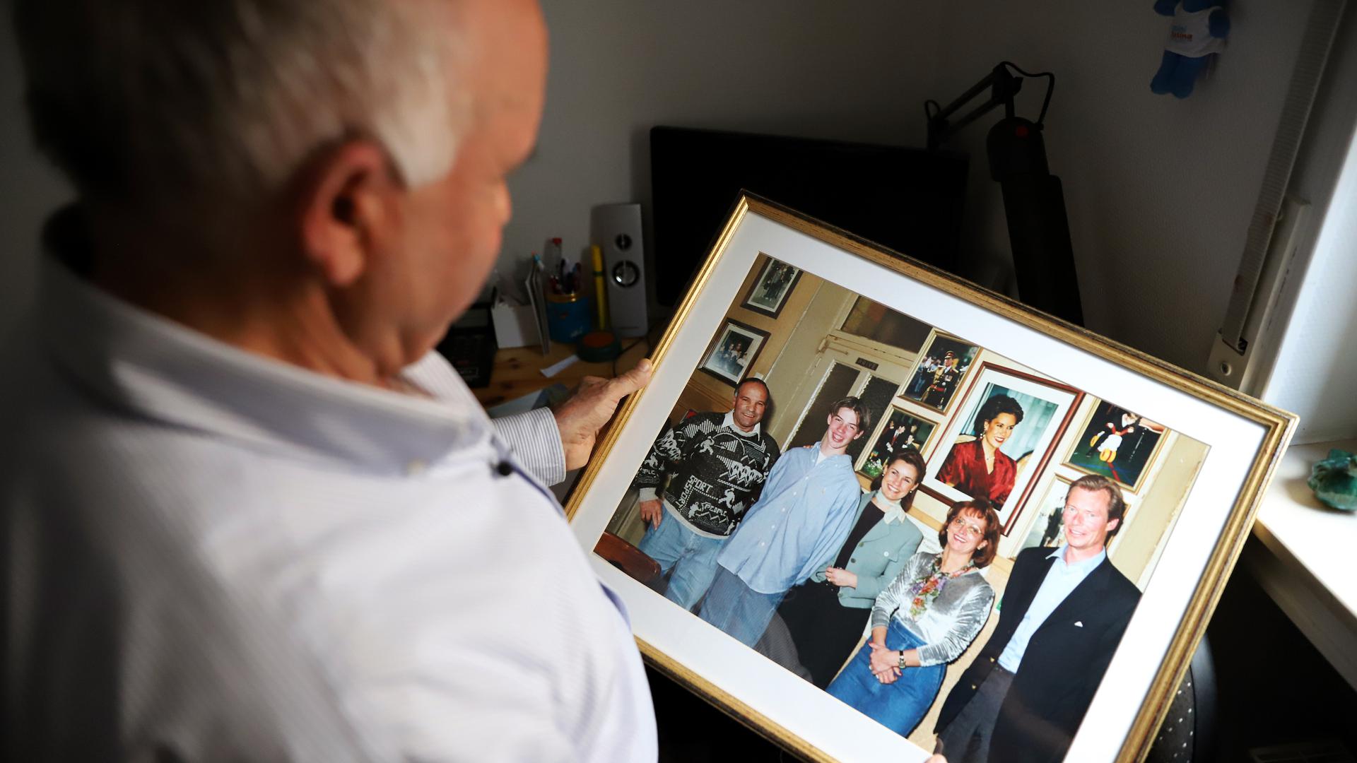 Manuel Dias segura a fotografia que foi feita no dia da visita surpresa da família grã-ducal ao seu café