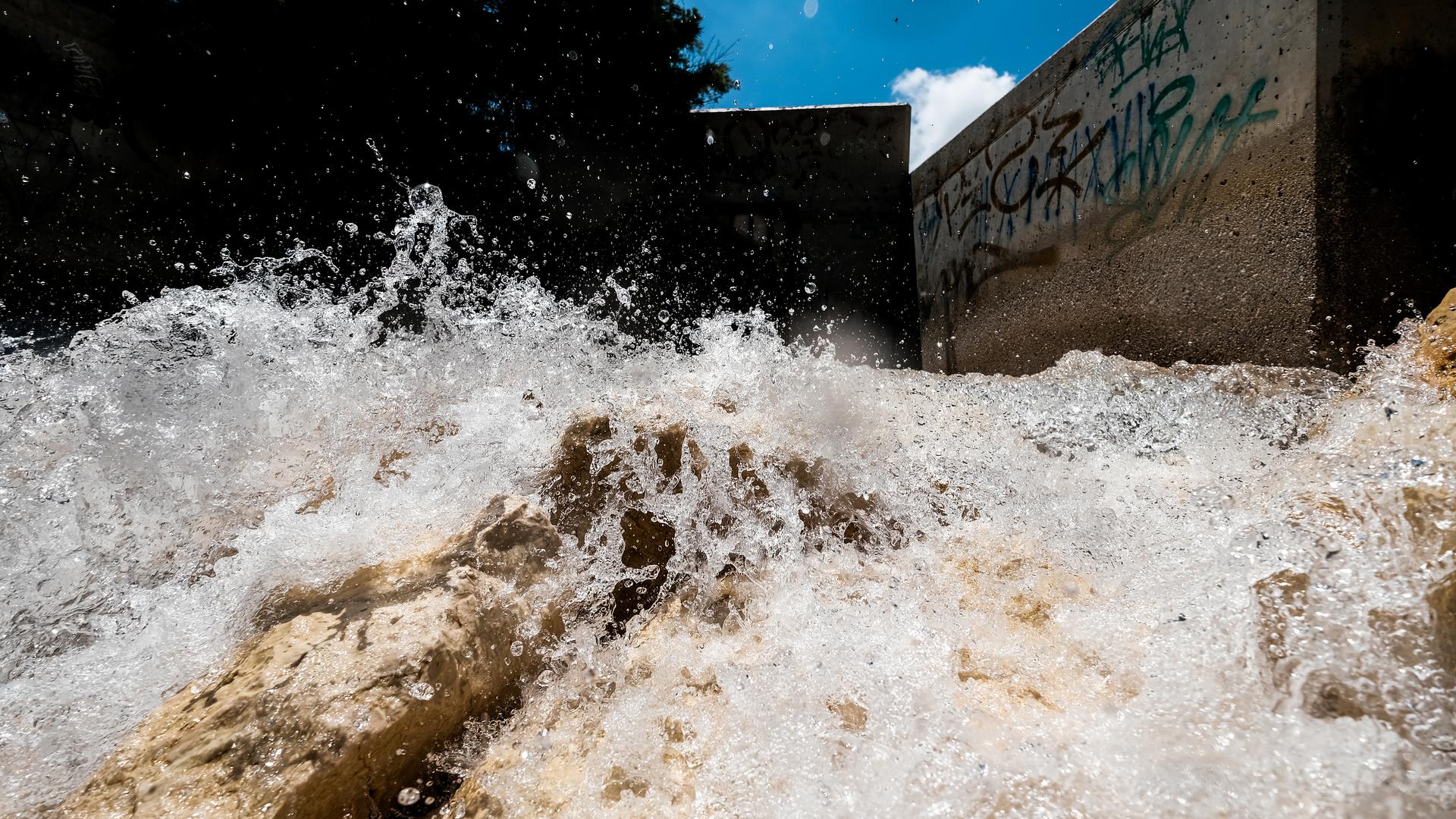 Água dessalinizada entra na barragem de La Pedrera, onde se mistura com o que chega do transvase Tejo-Segura.