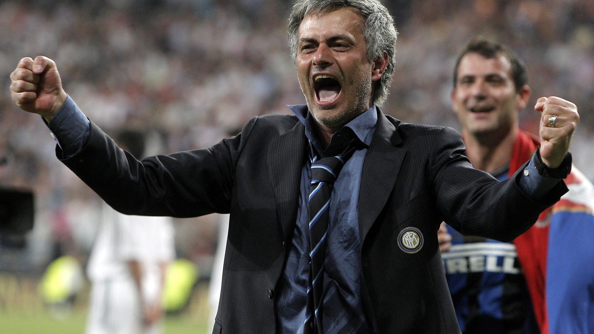 Mourinho festeja a vitória do Inter de Milão frente ao Bayern na final da Liga dos Campeões em maio de 2010.