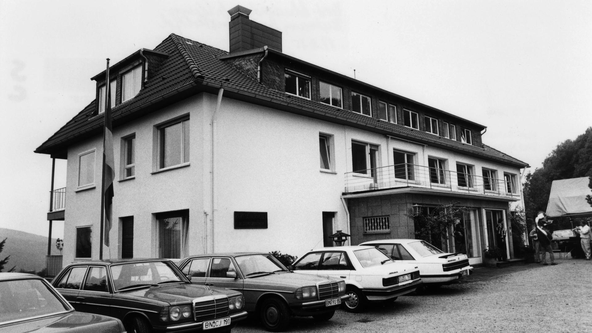 A academia Kurt-Schumacher da Fundação Friedrich Ebert em 1985, 12 anos após a fundação do PS. 