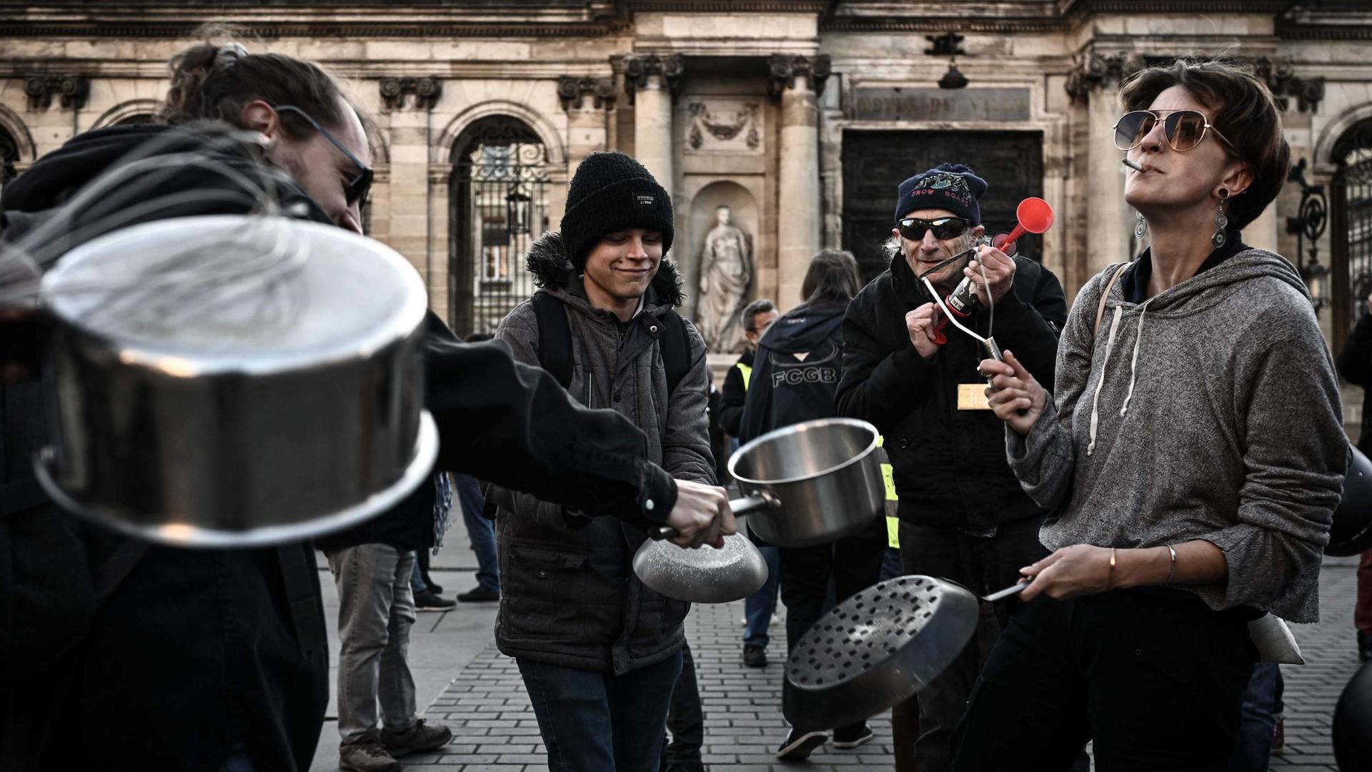 Manifestações e confrontos nas ruas de várias cidades francesas.