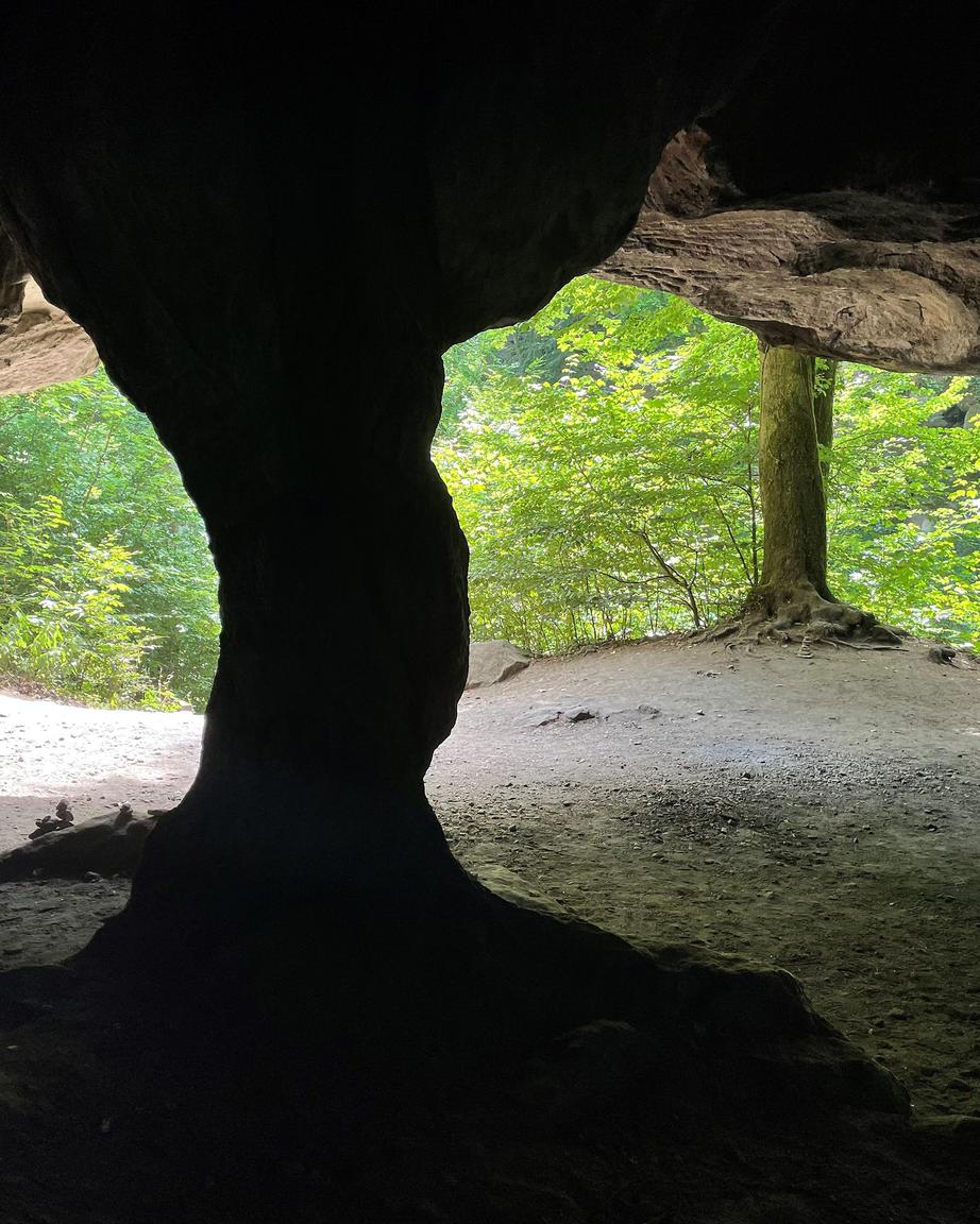 A gruta fresca do parque Natural de Mullerthal, conhecido como ‘a Pequena Suíça’.