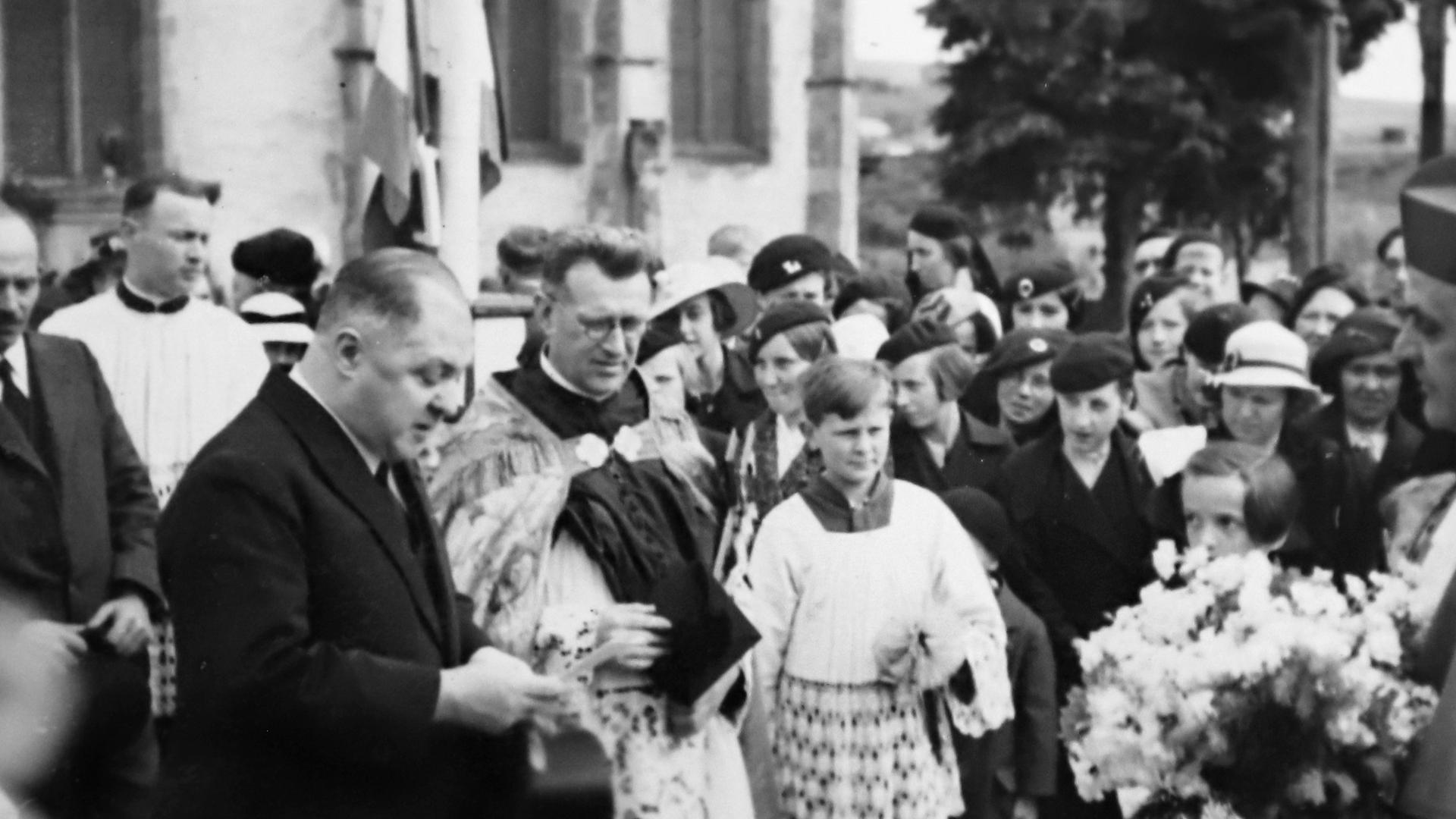 Prosper Colling numa cerimónia religiosa, em 1936