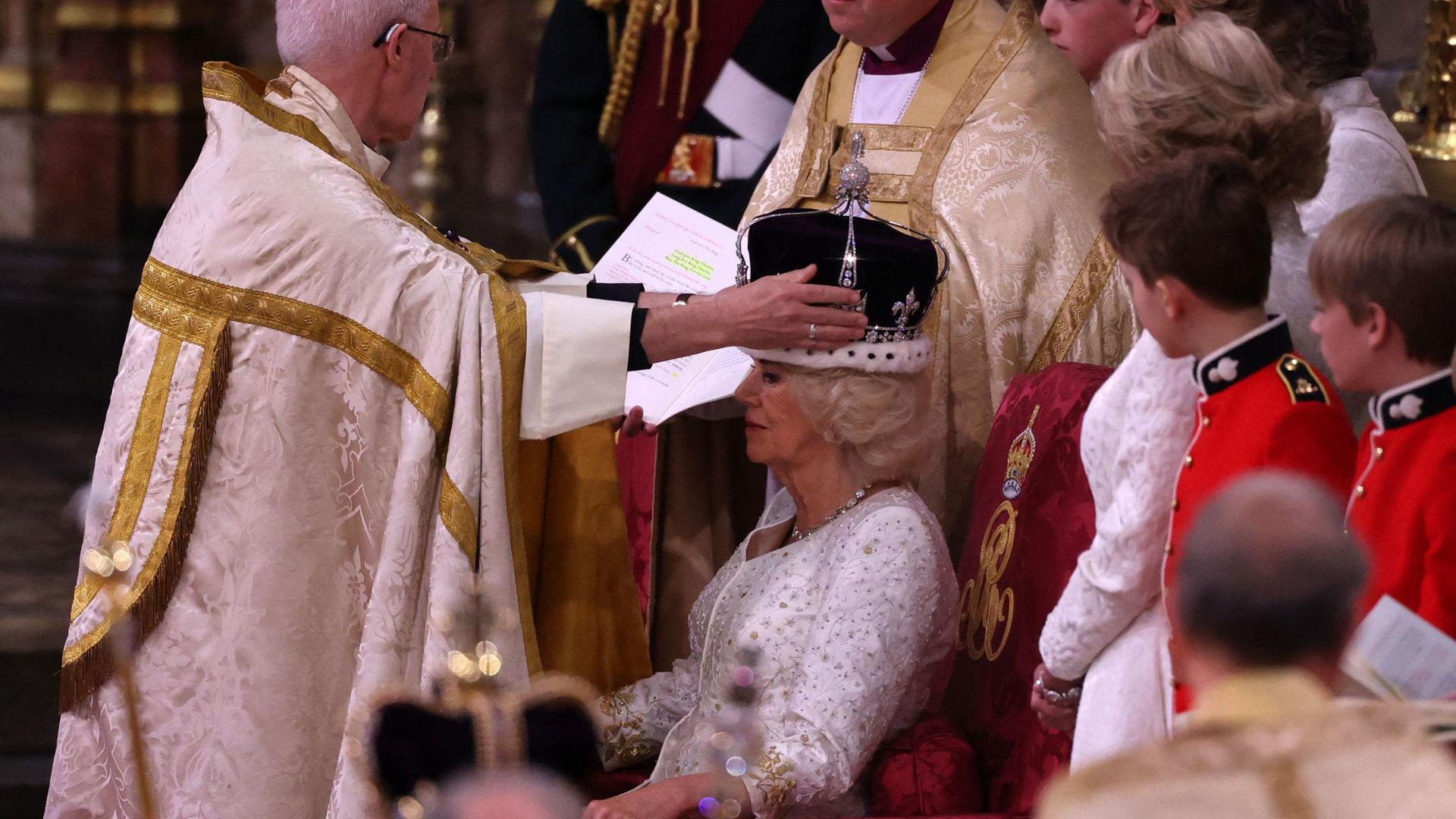 O momento em que Camilla é coroada.