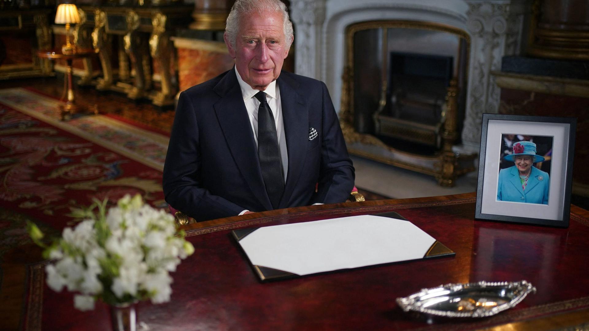 O Rei Carlos III faz um discurso televisivo para a Nação e a Commonwealth a partir do Palácio de Buckingham, em Londres, esta sexta-feira