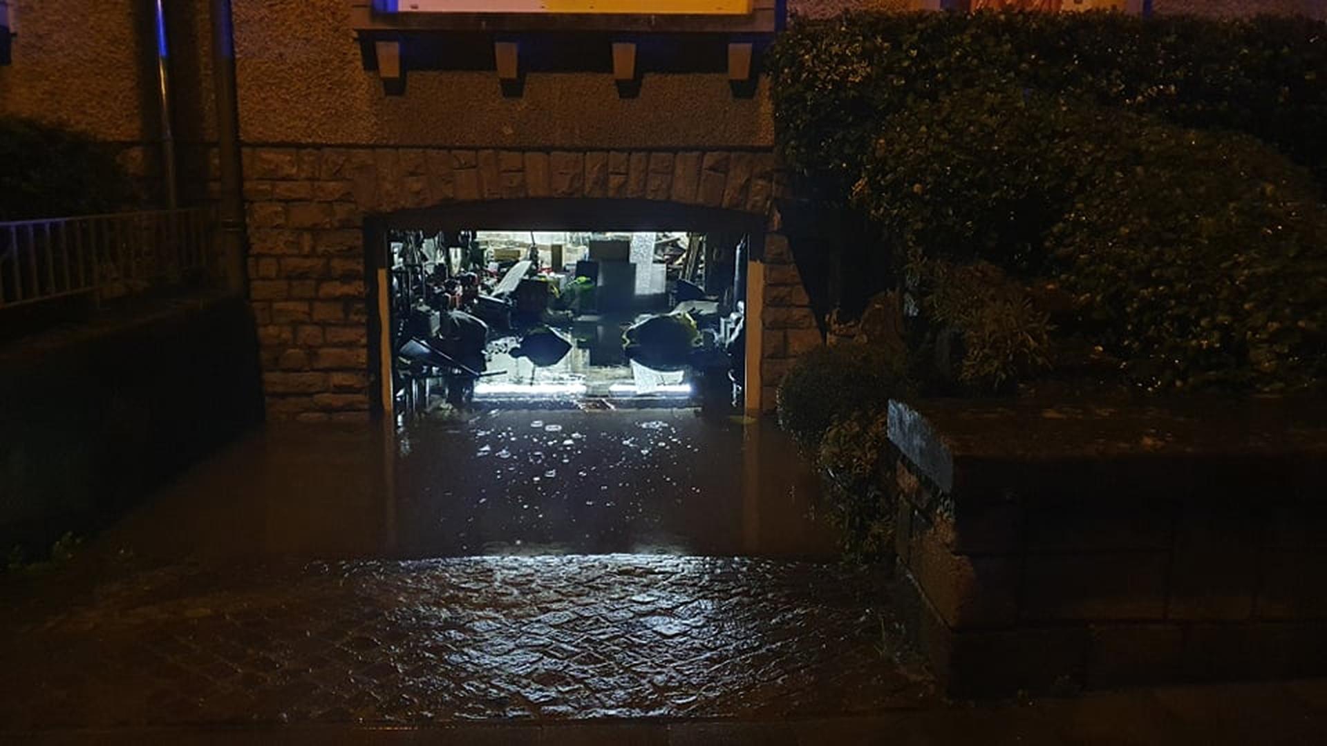 Uma garagem inundada junto à igreja de St. Cunegonde. 