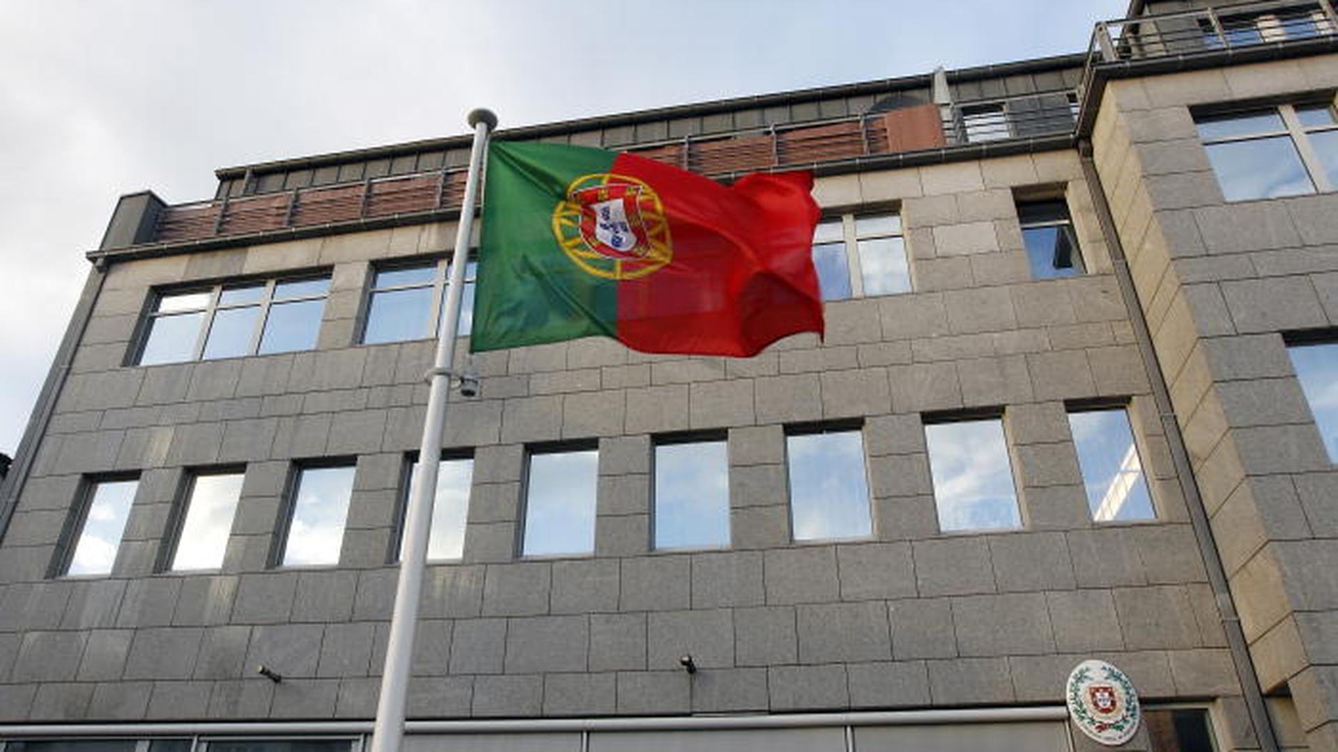 O Departamento de Imigrantes da central sindical OGB-L diz que o atendimento no Consulado "tem vindo a degradar-se". Na resolução aprovada no sábado, o sindicato condena ainda o caso do concurso aberto pela Embaixada de Portugal no Luxemburgo que não respeita o salário mínimo luxemburguês, e a situação dos funcionários