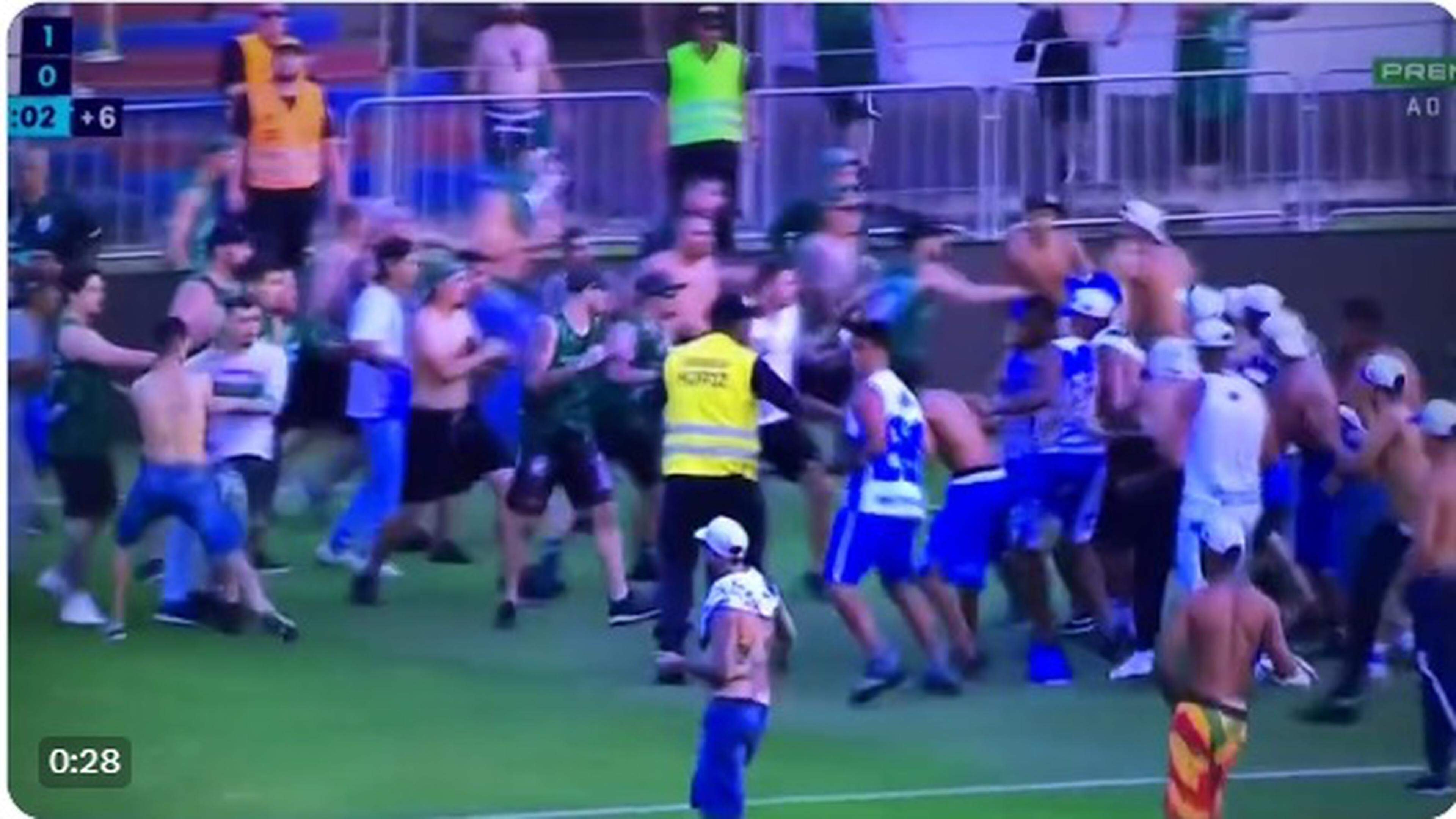 Torcedores de Coritiba e Cruzeiro invadem campo durante jogo e