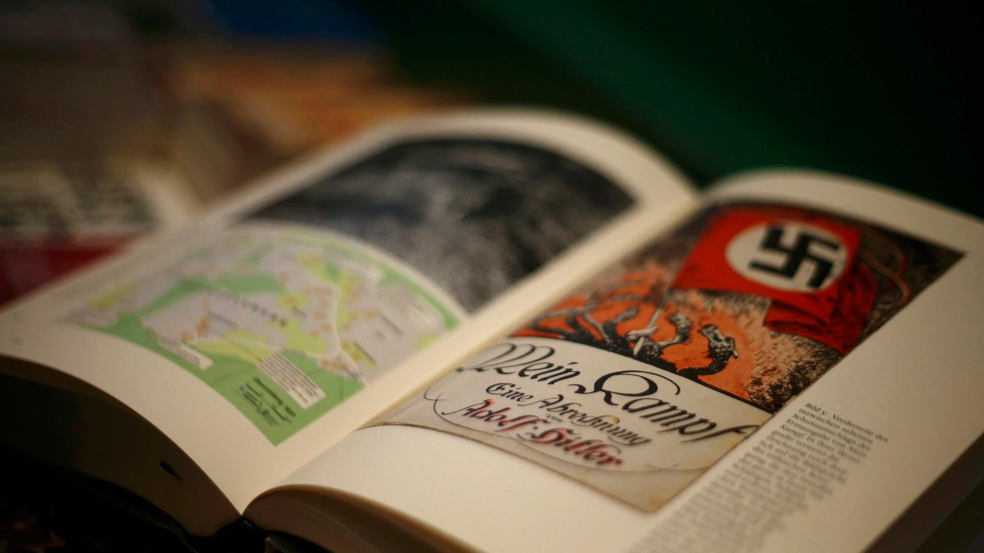 Uma cópia do livro "'Hitler, Mein Kampf. A Critical Edition", numa livraria em Munique, na Alemanha.