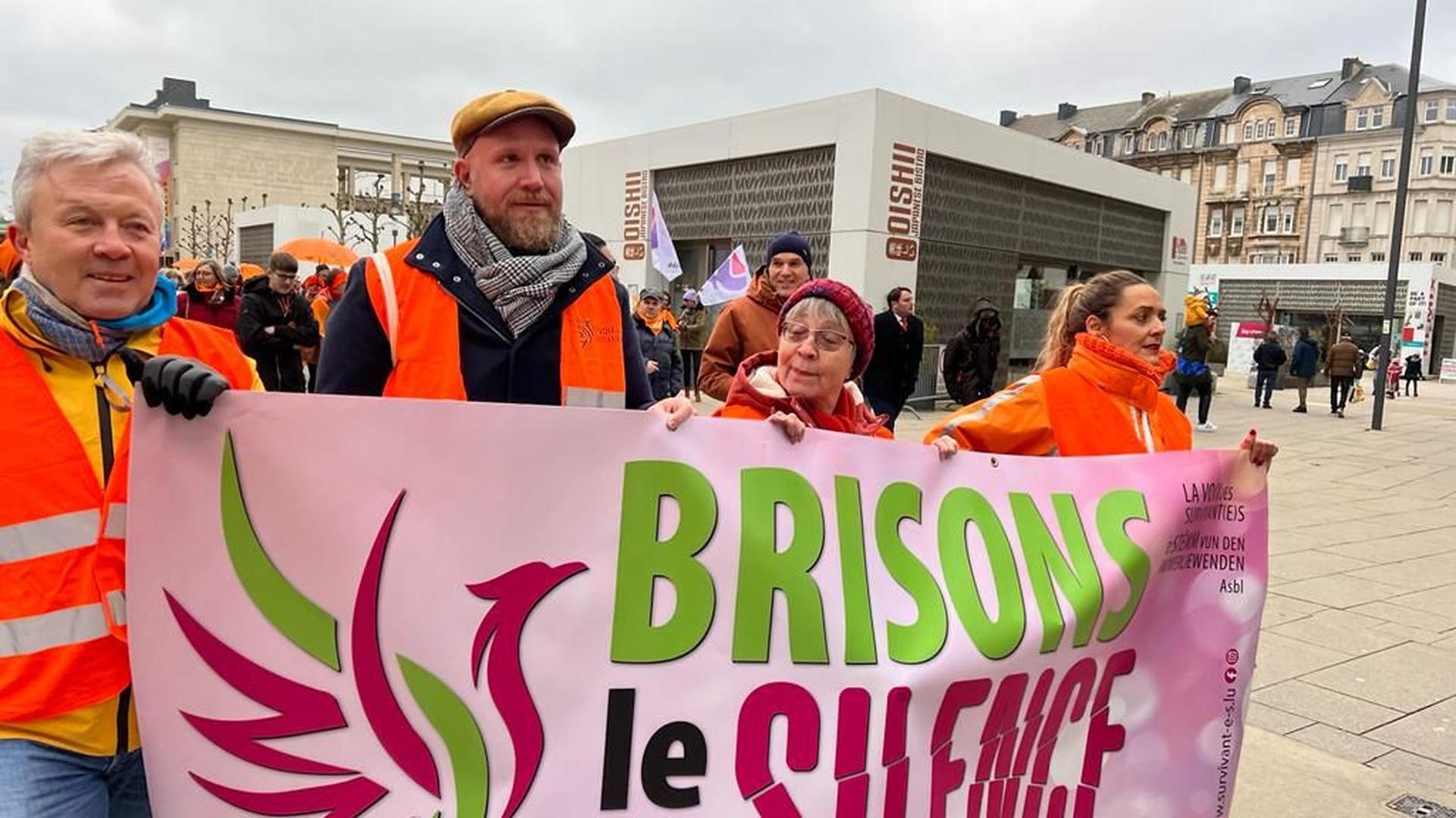 A marcha da associação "A Voz dos Sobreviventes" na Orange Week, a 23 novembro.