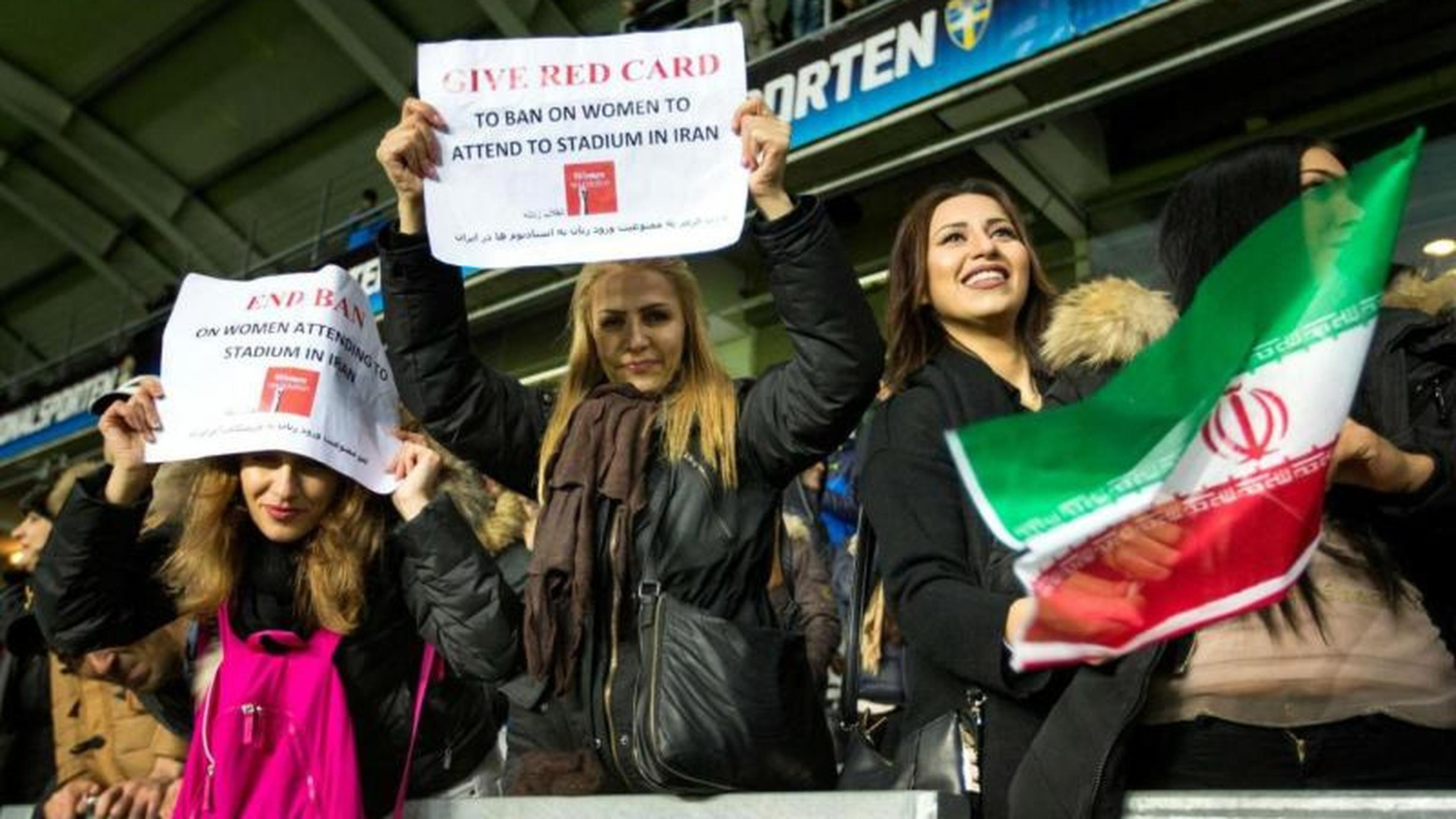 Após 40 anos, mulheres poderão assistir a jogos de futebol em