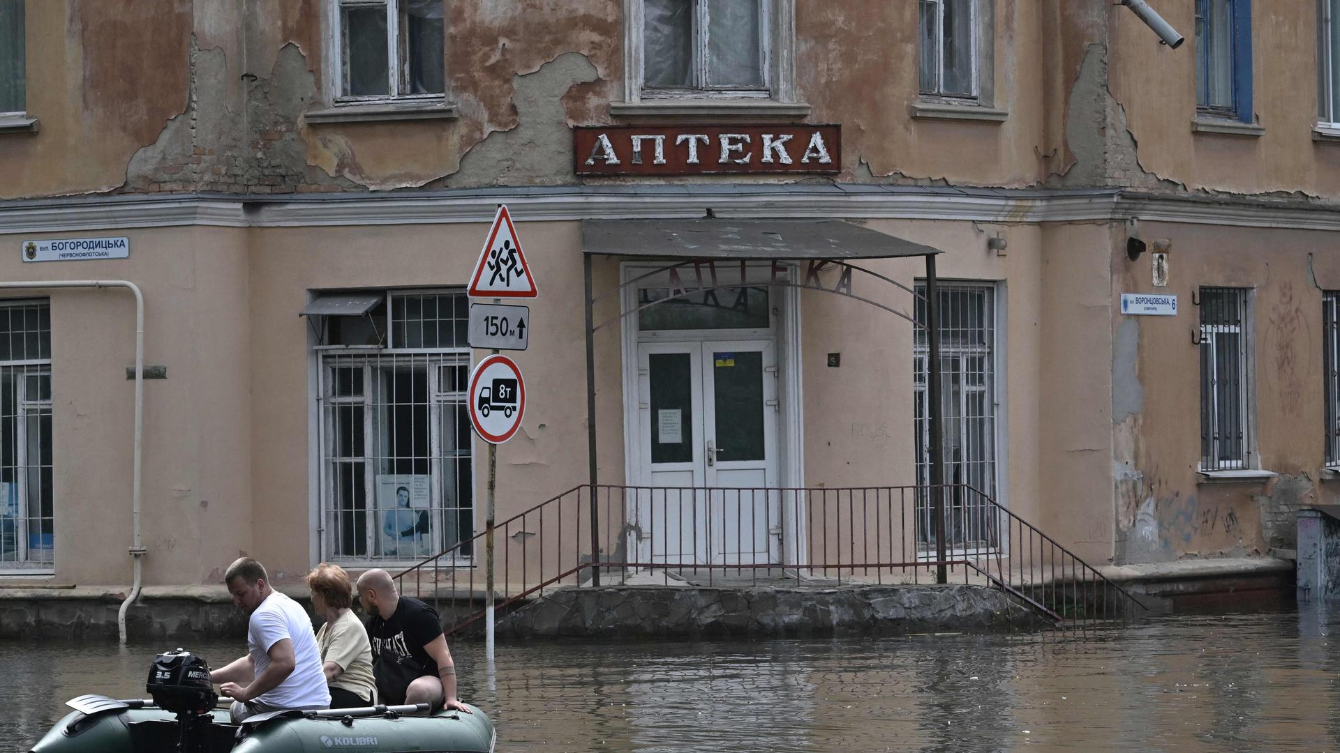 Cerca de 900 pessoas foram retiradas da região de Kakhovka, incluindo 17 resgatadas de telhados, já que a água atingiu 12 metros de altura. 