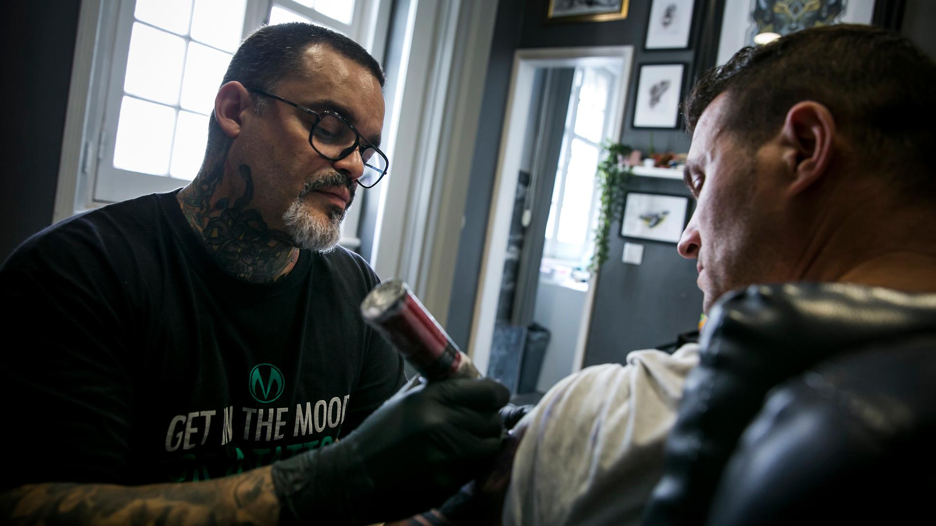 Theo Pedrada é um dos tatuadores mais conceituados de Portugal e um dos residentes mais antigos da Caparica, onde vive há três décadas. Faz viagens mensais ao Luxemburgo, para tatuar. 