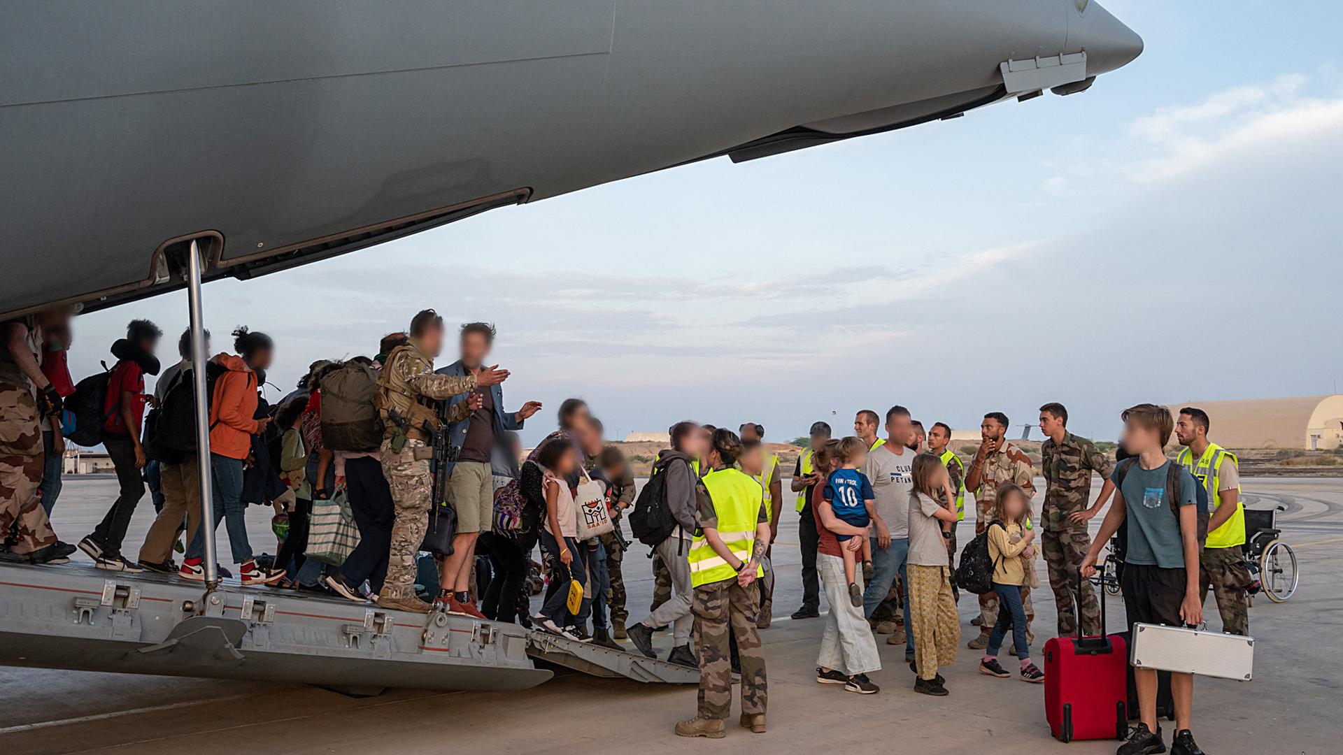 Cidadãos a serem retirados por aviões militares franceses, na base aérea militar francesa em Djibuti, no Sudão.
