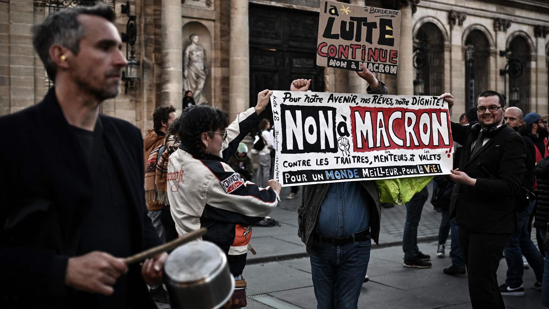 Manifestações e confrontos nas ruas de várias cidades francesas.