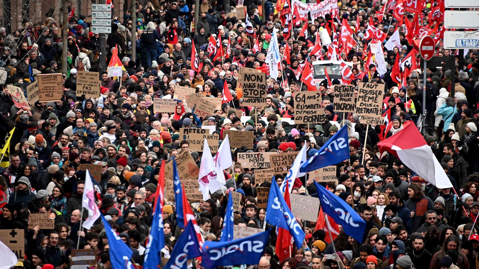 O projeto de lei para aumentar a idade da reforma de 62 para 64 anos levou milhões de manifestantes à rua a 19 de janeiro