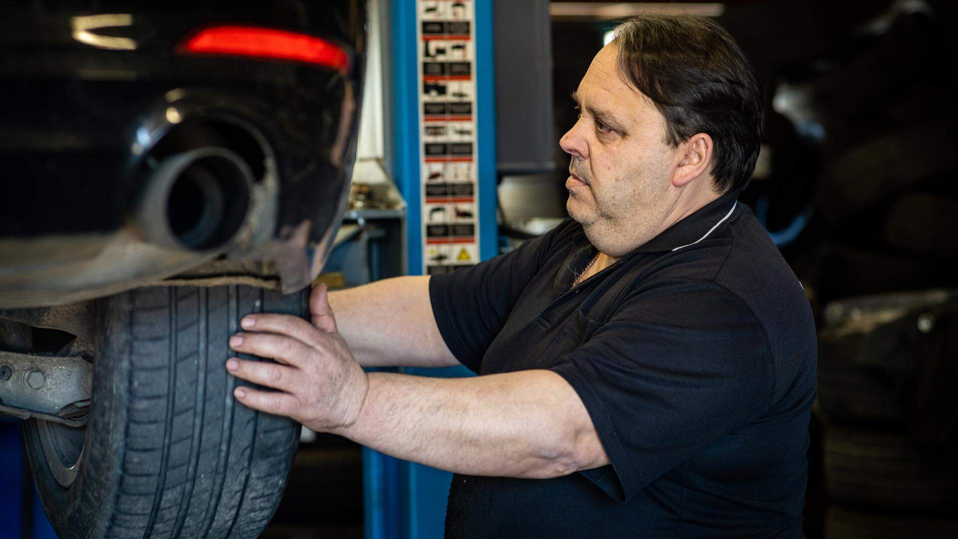 Fernando José Lourenço, também conhecido como “Zé dos pneus”, é proprietário da garagem JP Services há 14 anos.
