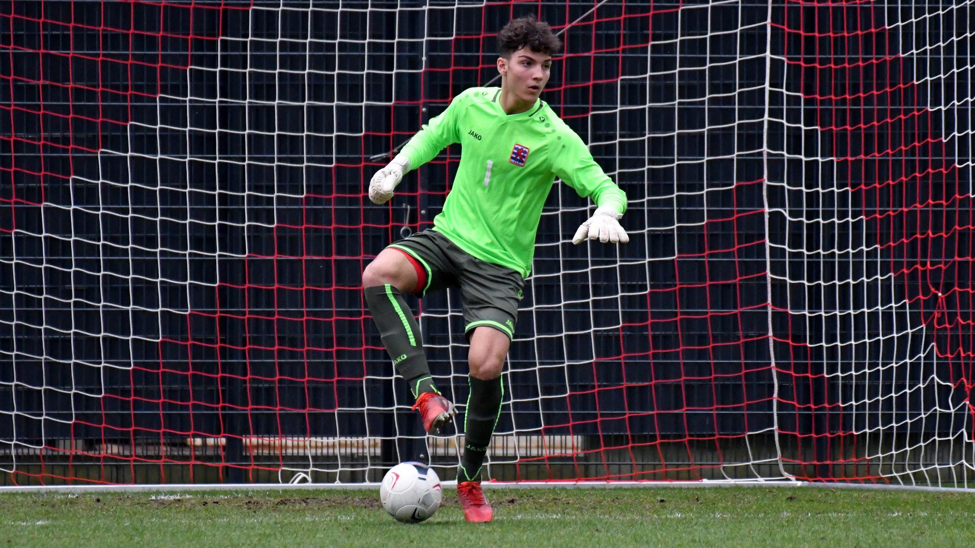 Tiago Pereira, de 16 anos, é um dos guarda-redes convocados por Luc Holtz para o jogo do Luxemburgo frente a Portugal.