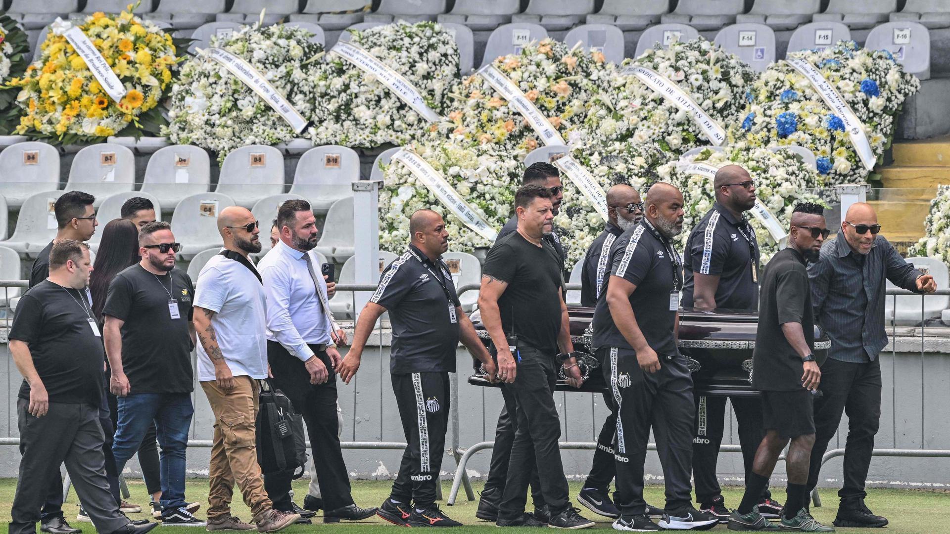 Adeptos e admiradores de Pelé despedem-se do "rei" no estádio Vila Belmiro, onde foi colocada a sua urna, para as últimas homenagens.