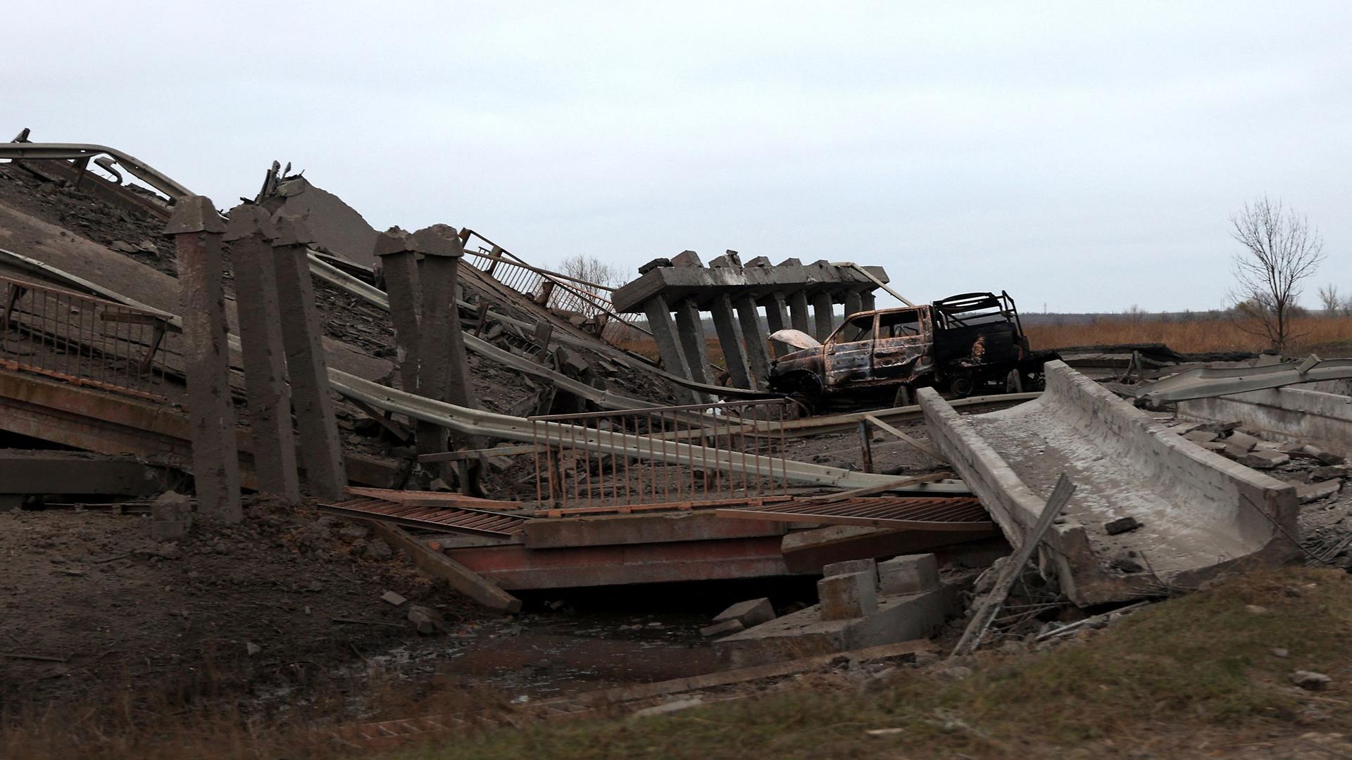 Ponte destruída na região de Kherson, onde 60 localidades foram recentemente retomadas pelas tropas russas.
