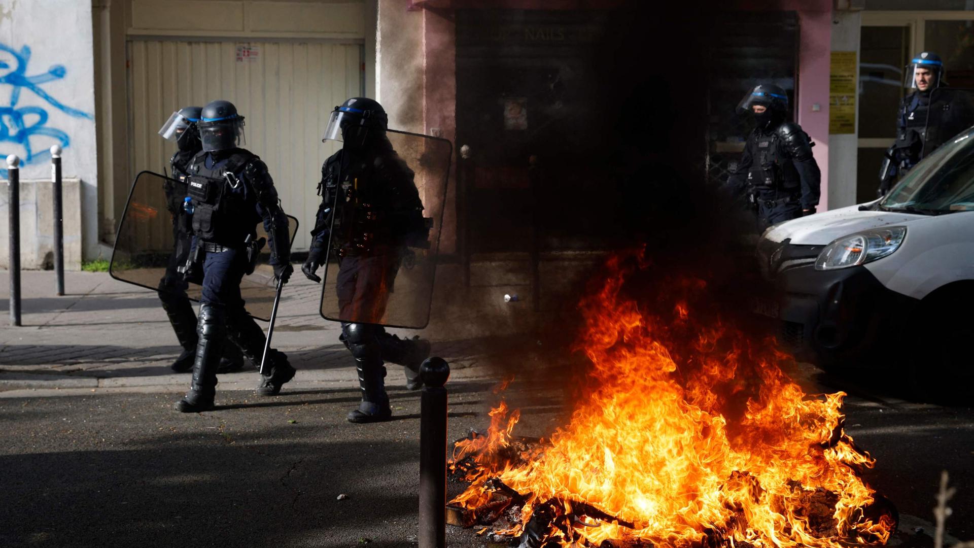 Mais de uma centena de polícias ficaram feridos esta segunda-feira nos confrontos com manifestantes em França, nas manifestações do 1.º de Maio, que levaram à detenção de 291 pessoas, 