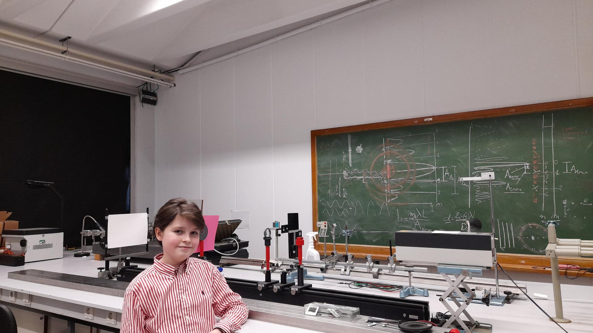 Laurent Simons, 11 anos, numa aula da Universidade de Antuérpia onde concluiu o Curso de Física, em 2020, com elevada distinção.